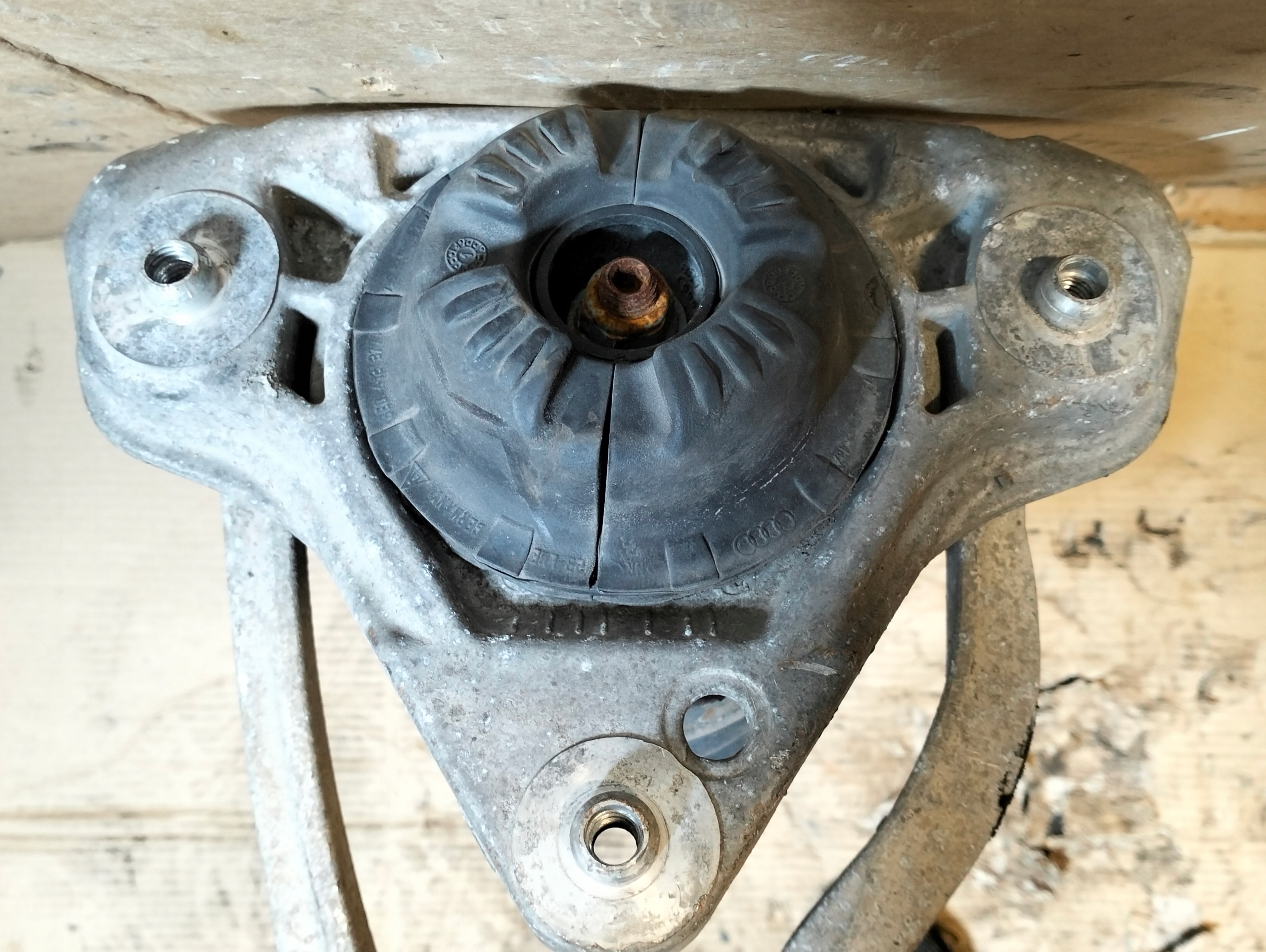 shock absorber front AUDI A4 B6 2.5 TDI KYB 341845