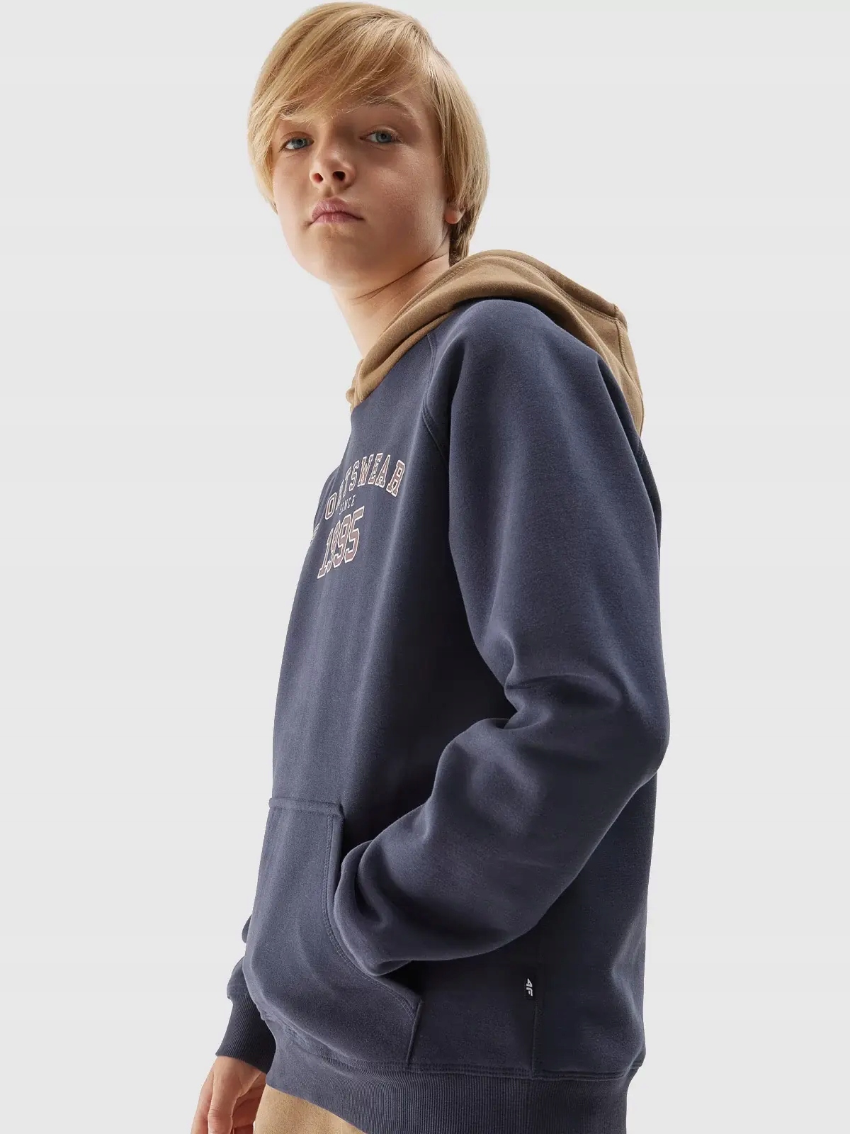 BLUZA CHŁOPIĘCA 4F DRESOWA Z KAPTUREM AW23M651 Odcień granatowy
