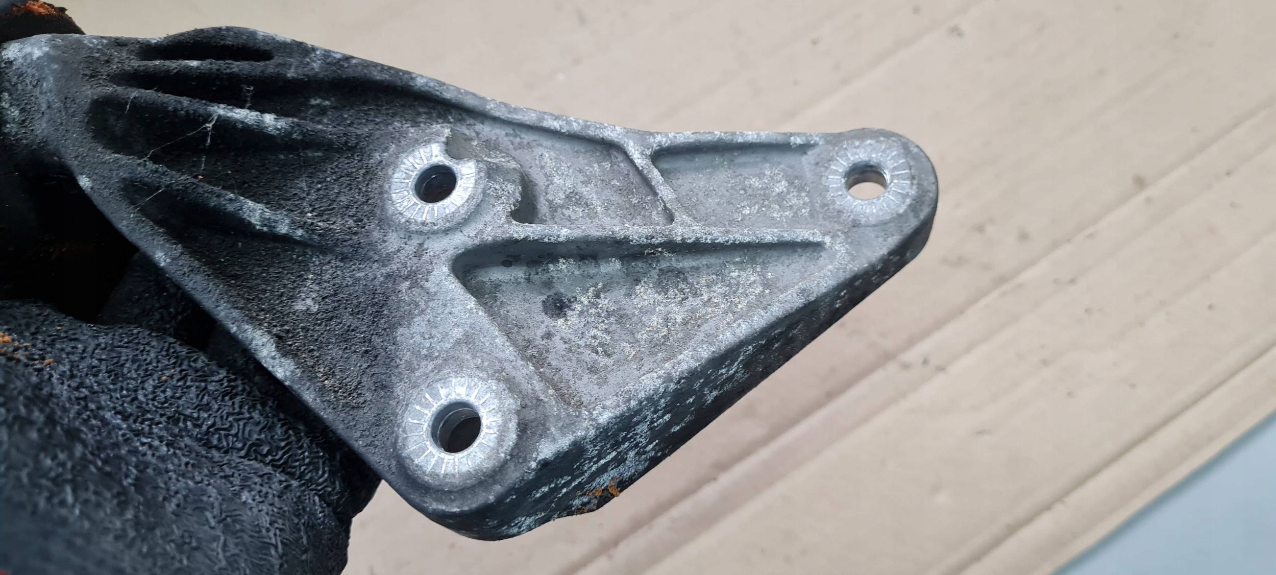 A6 C6 LIFT console bracket engine mount 2.0 TDI 4F0199343T