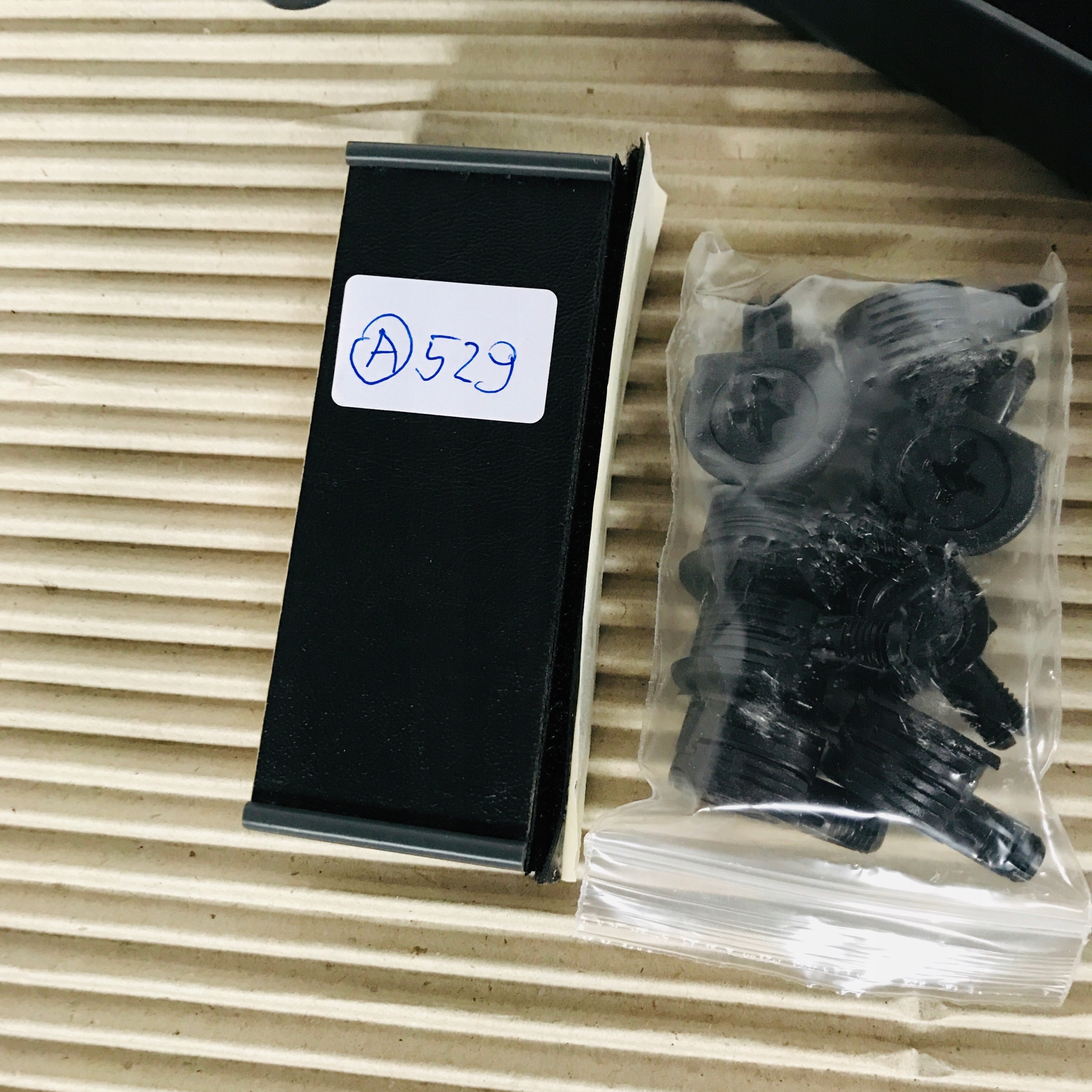 PÓŁKA STOLIK ŚRODKOWY CZARNY IVECO STRALIS ORG Producent części Iveco OE