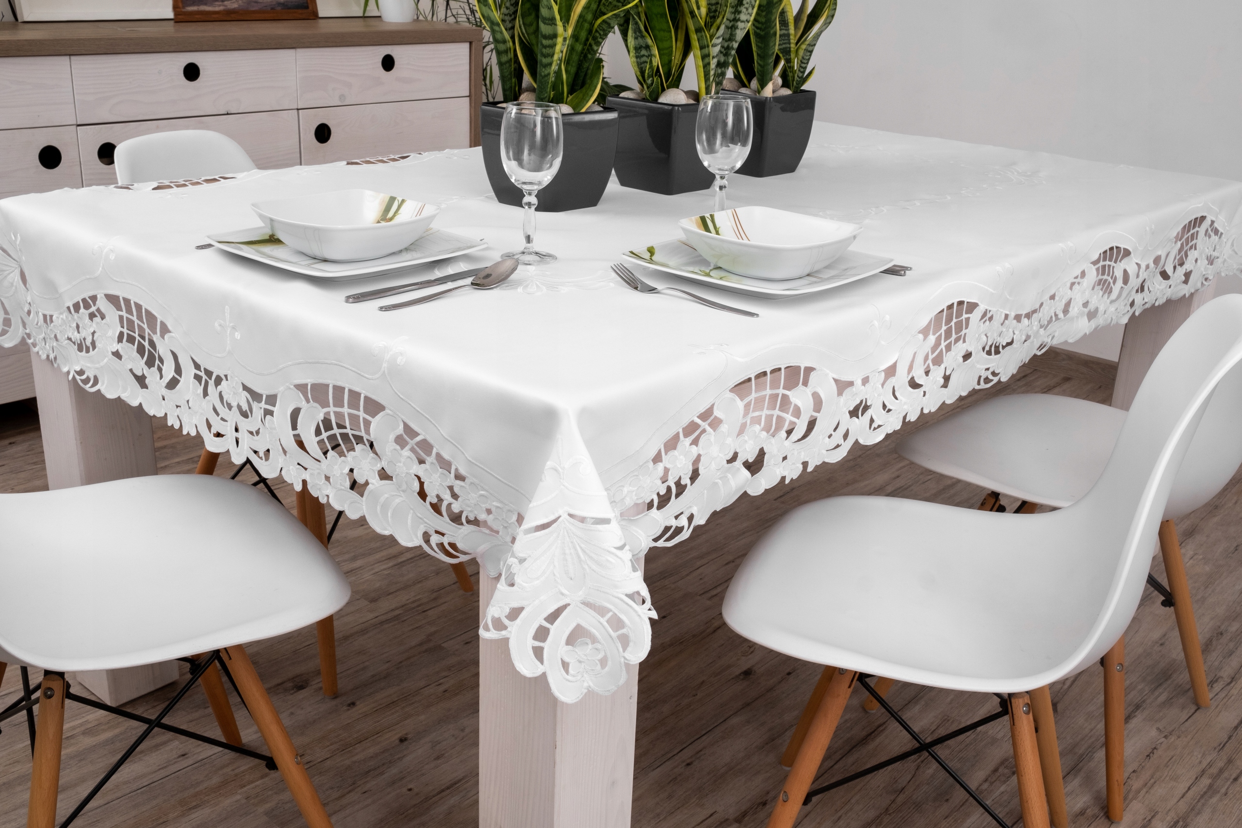 Obrus haftowany BIAŁY GŁADKI 130x180 haft richelie Typ obrus