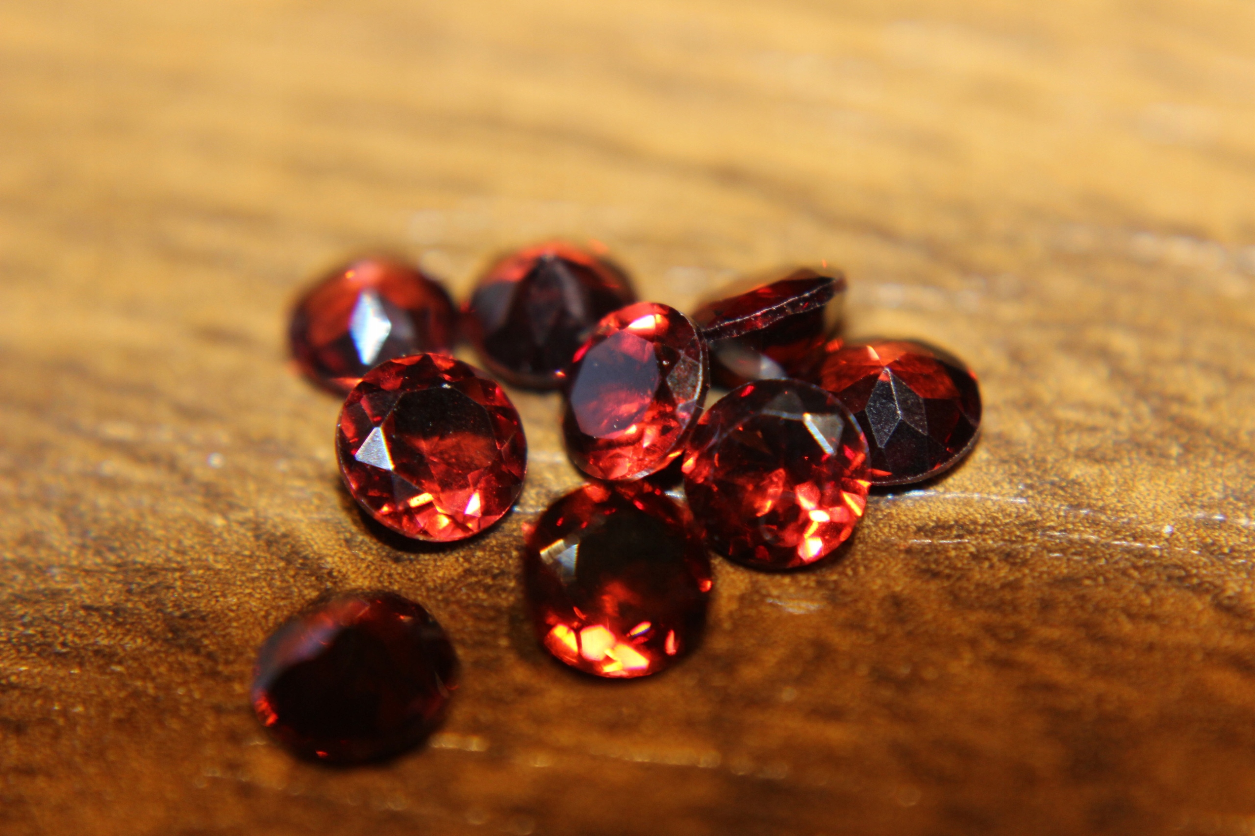 Granátové jablko přírodní kameny 4.75ct 9ks