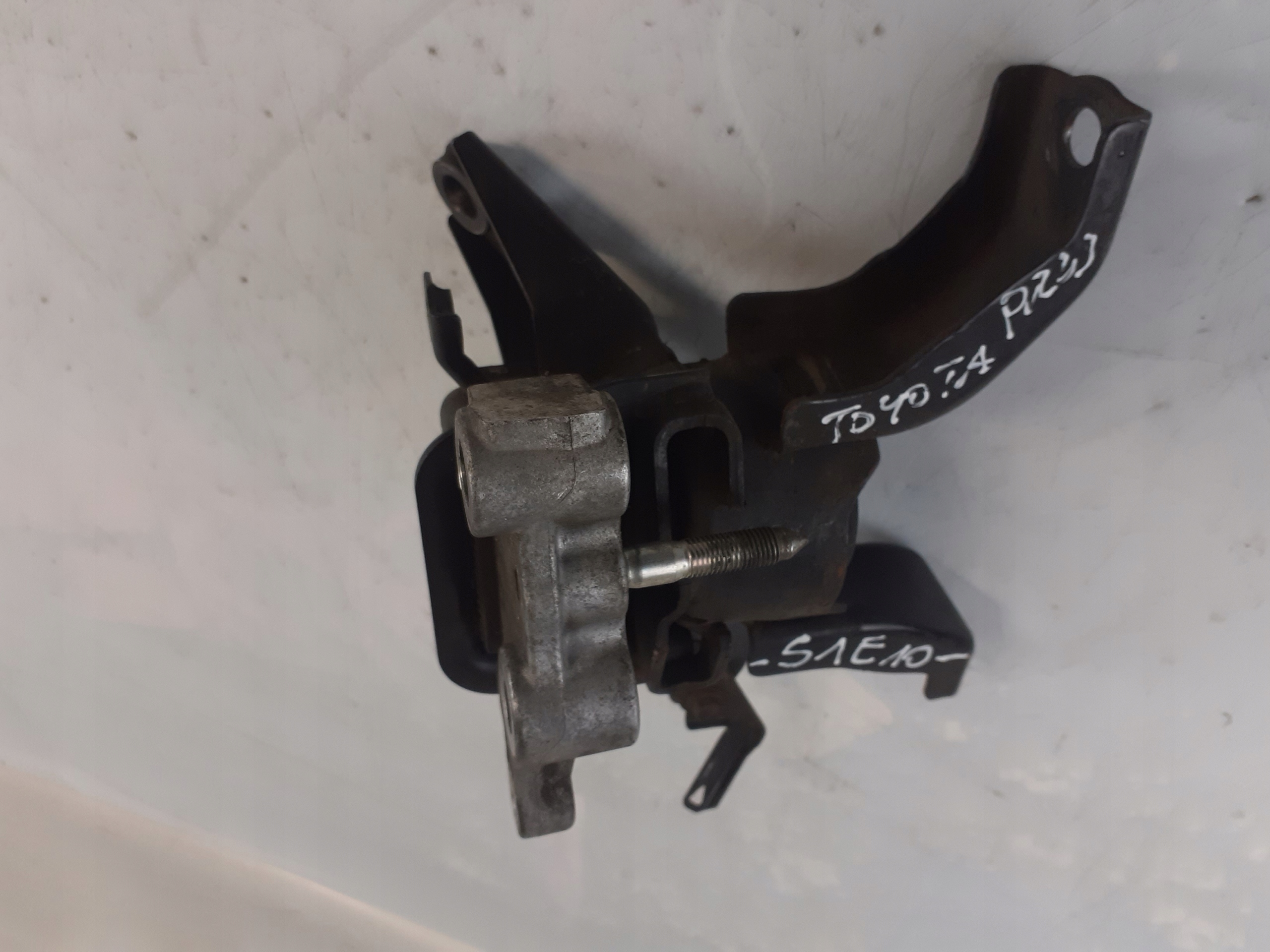 Toyota Prius III engine mount