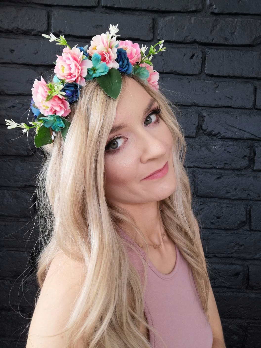 WIANEK OPASKA NA GŁOWĘ KWIATY KOLOROWY NIEBIESKI RÓZOWY SESJA NIETYPOWY Marka Terra Moda