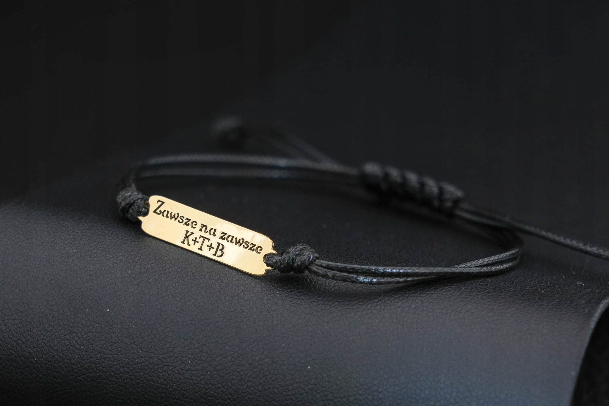 Zlatý náramek pr. 585 Plech s textem na provázku Gravírování BZ68