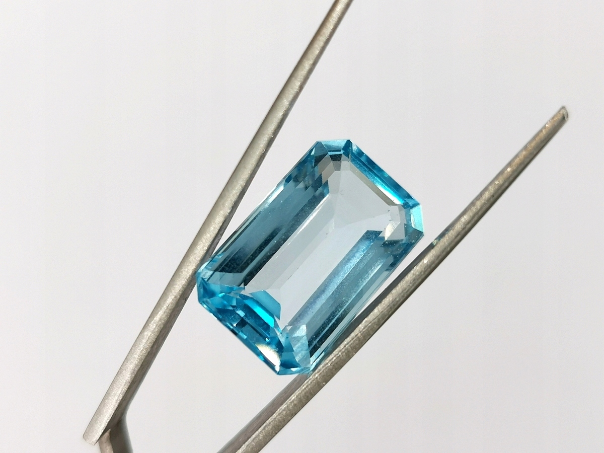 přírodní topaz 16,65 karát 18,0 x 11,5 x 7,0 mm