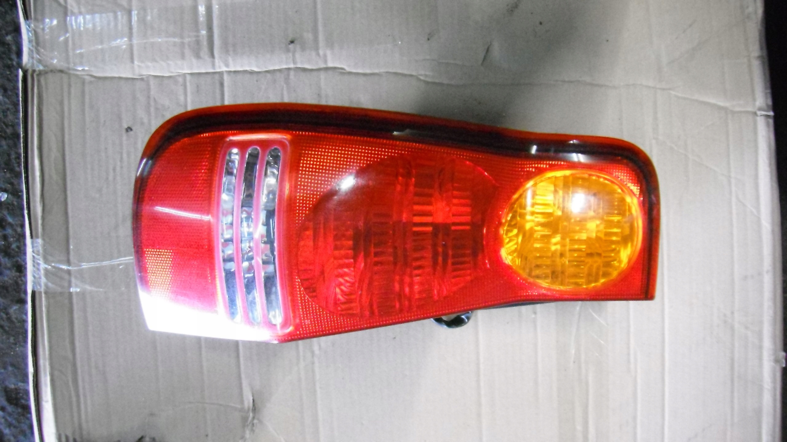 HYUNDAI MATRIX 01-06 LAMPA LEWA TYLNA + WKŁAD