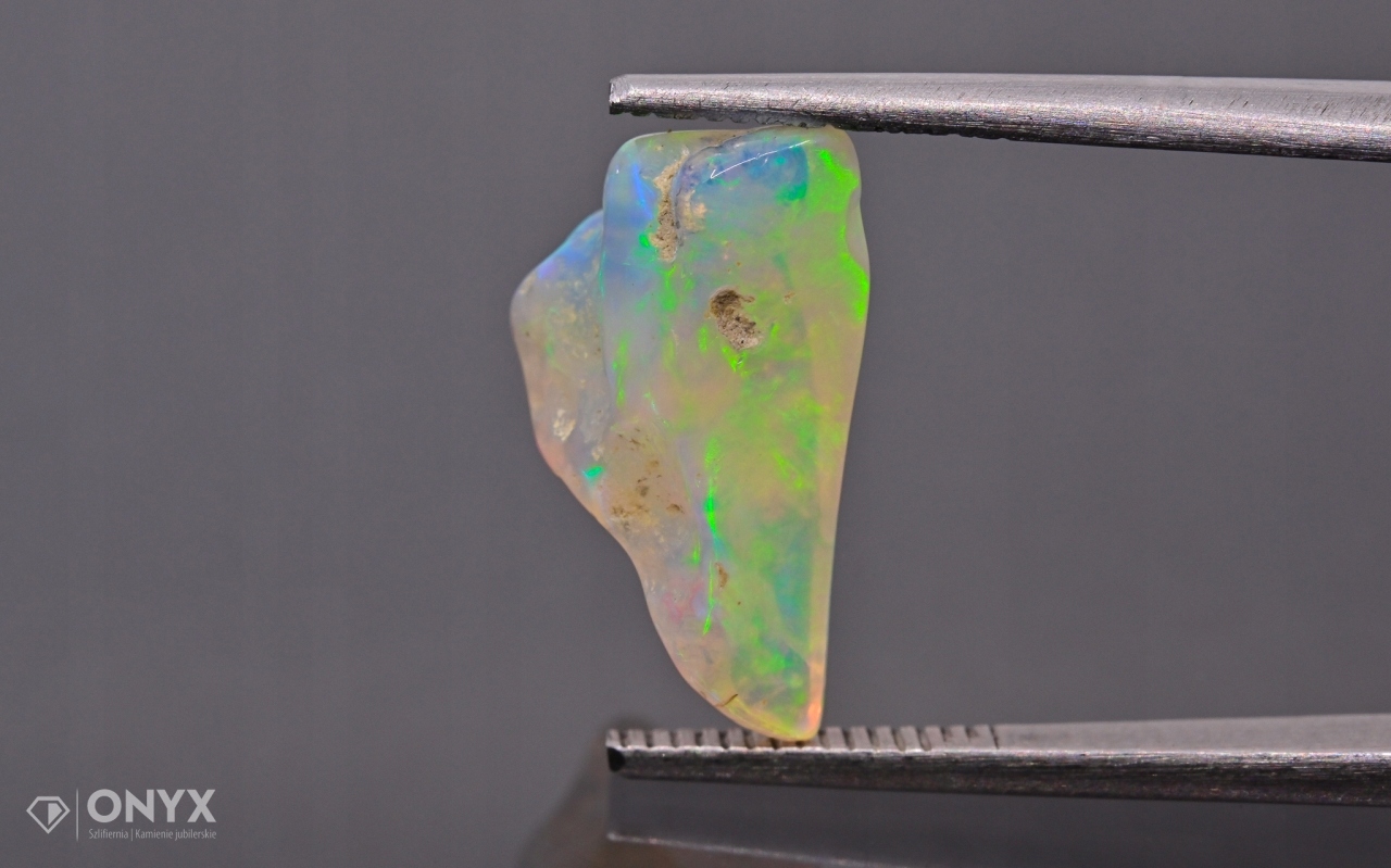 Opal z Etiopie hrudka 15x10 mm