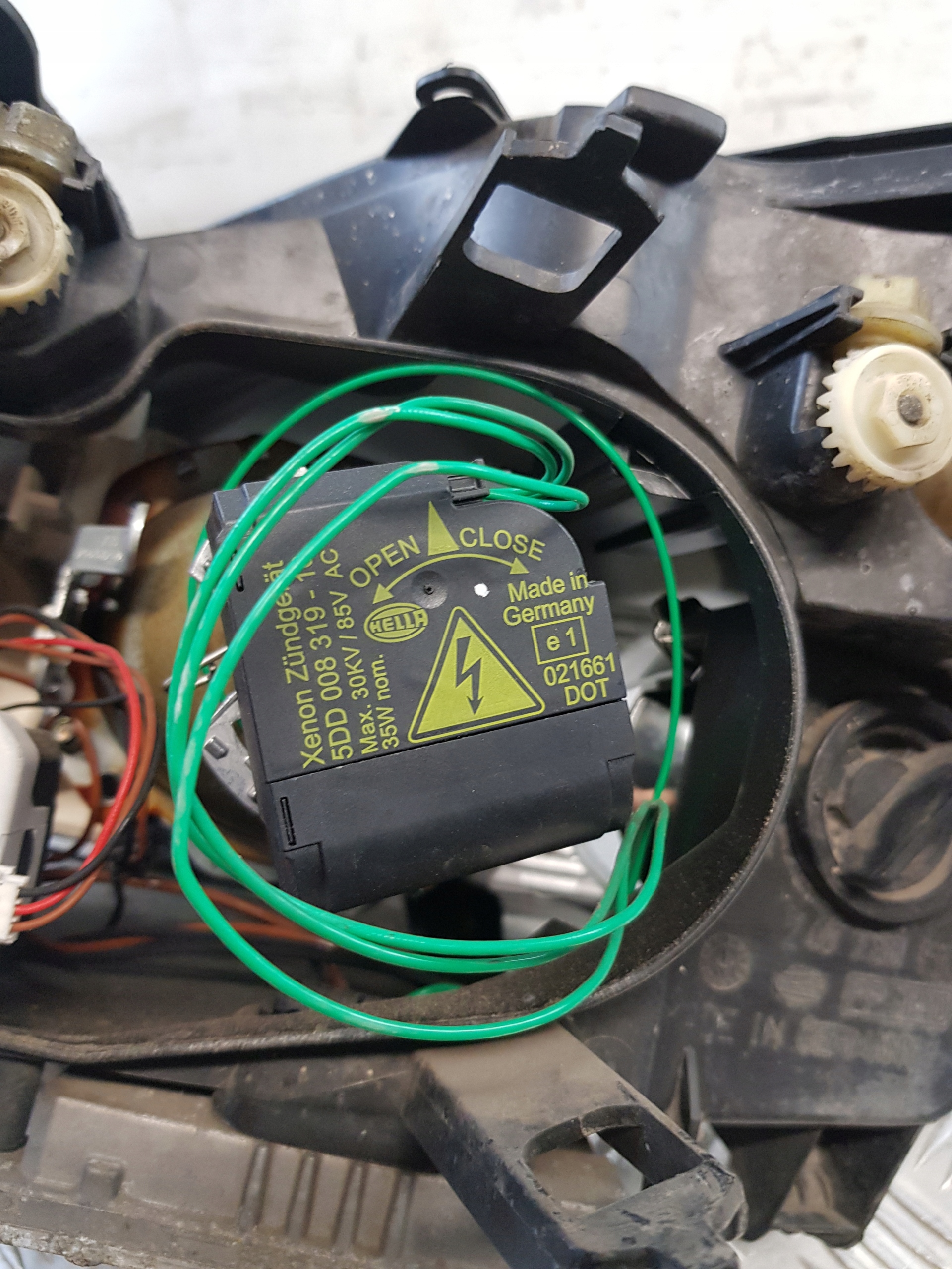 light right front XENON 1EL24604502 + control unit FORD FOCUS MK1 03R- EU
