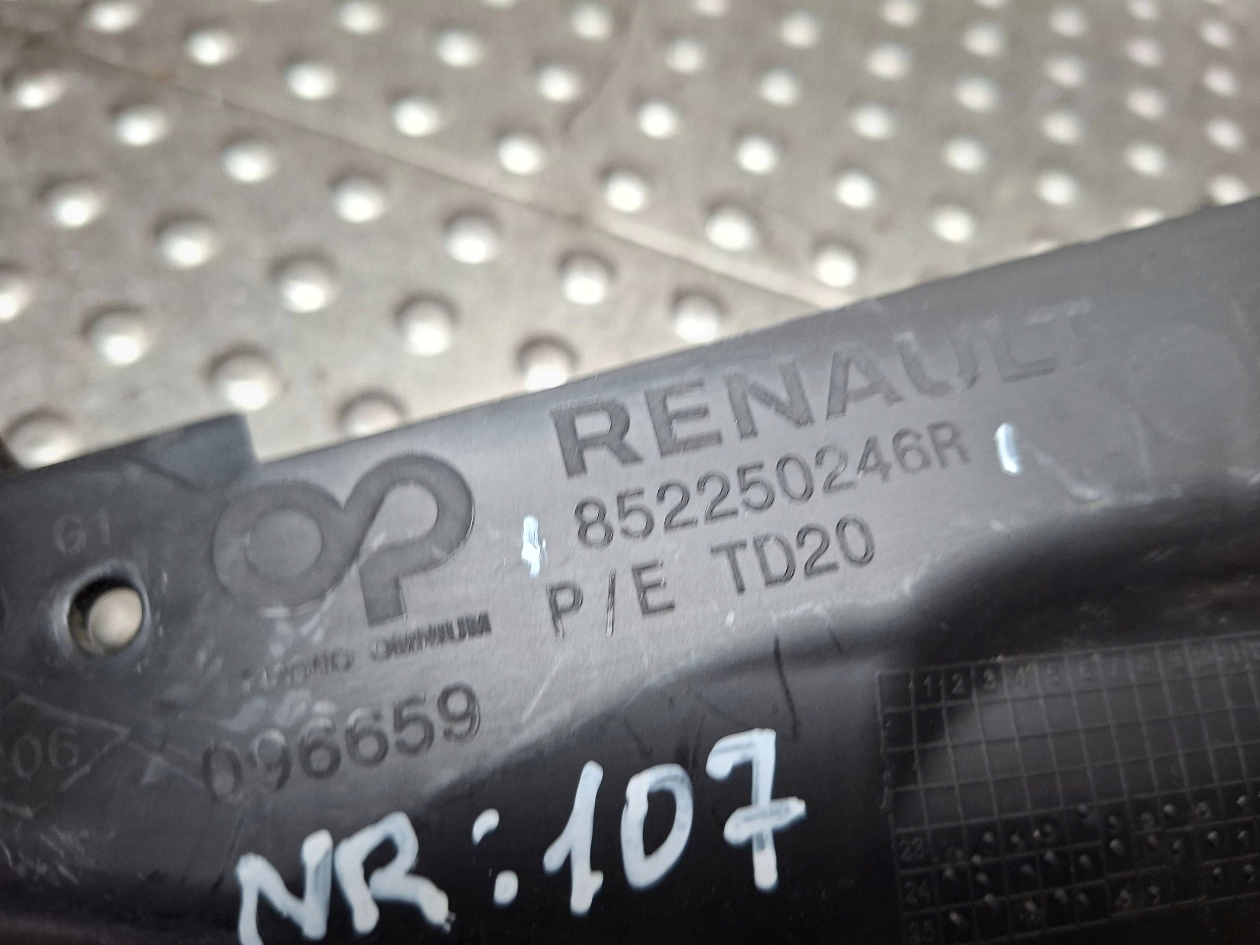 bumper bracket left rear part 852250246R RENAULT TRAFIC III VIVARO B 2014