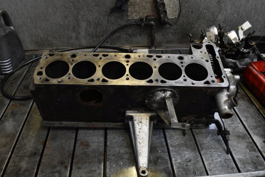 engine BLOK crank head. M180V MERCEDES 220SE W111 2.2 110 KM