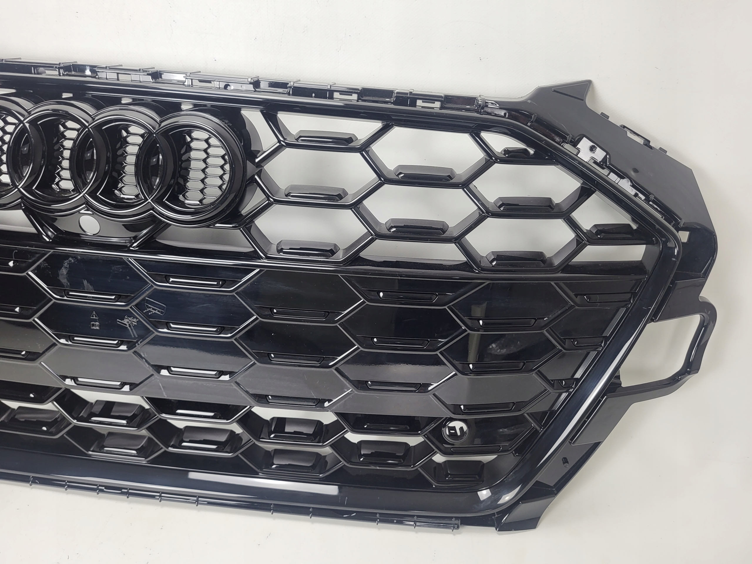 AUDI S4 A4 B9 LIFT grill atrapa silnika emblemat Producent części Audi OE