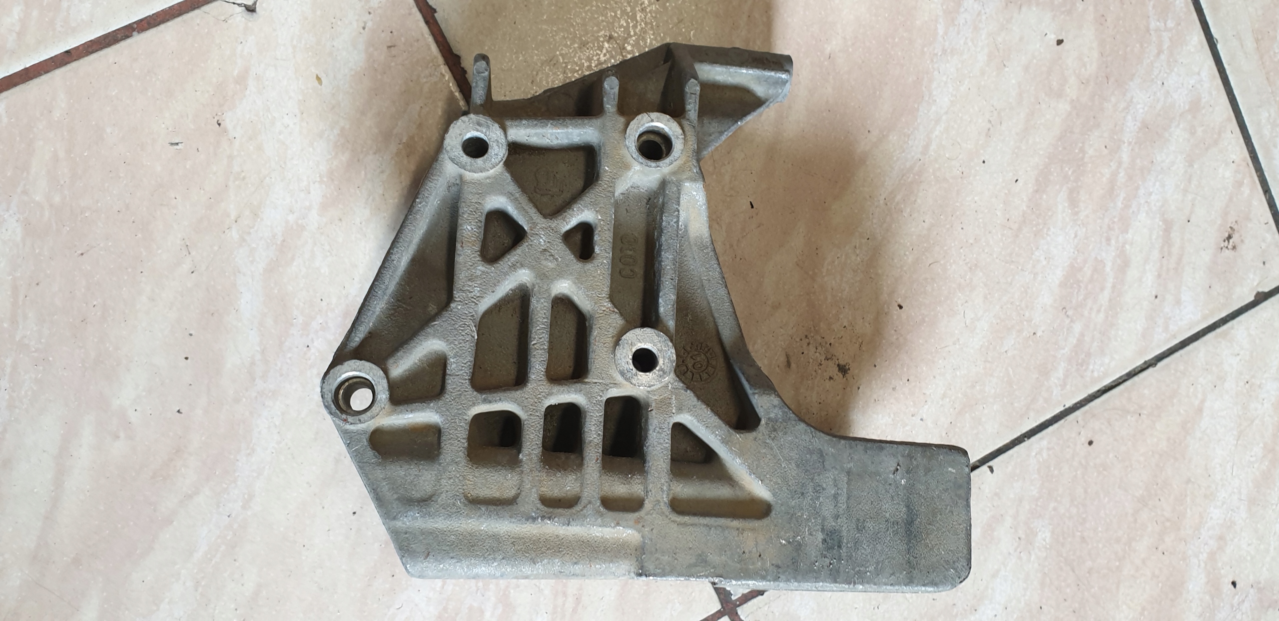 Support Support plaque Moteur LANCIA THESIS 3.0 B. V6 60667454 OE