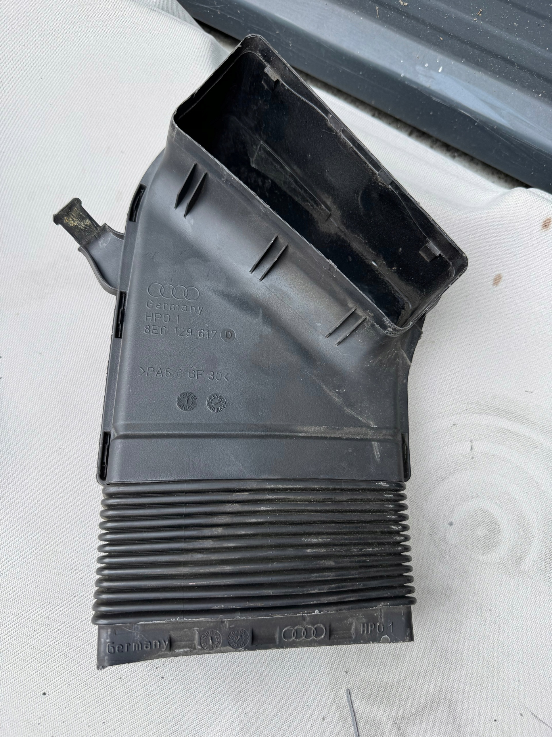 AUDI A4 B6 B7 air hose 8E0129617D