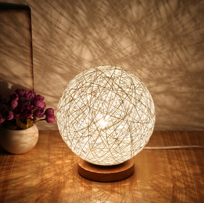 

Rattanowa lampka do sypialni, do salonu, jasna