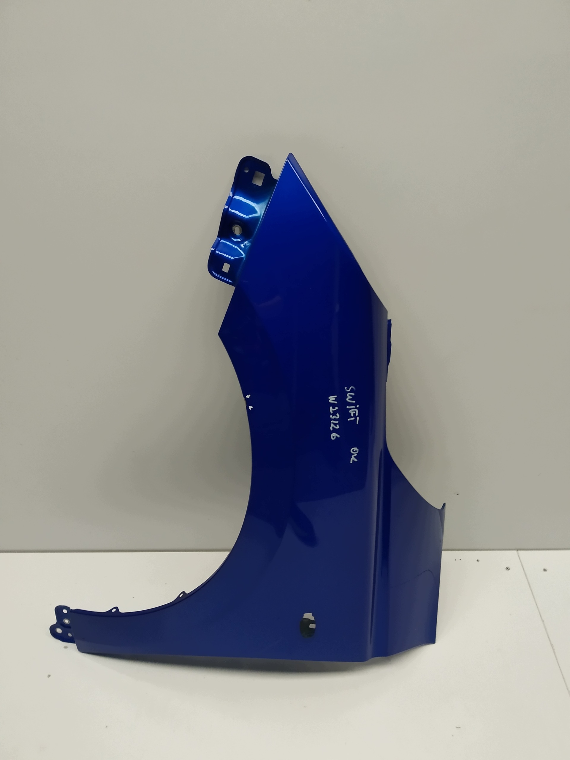 2024r + Suzuki Swift Mk9 IX fender front left z otworem for indicator