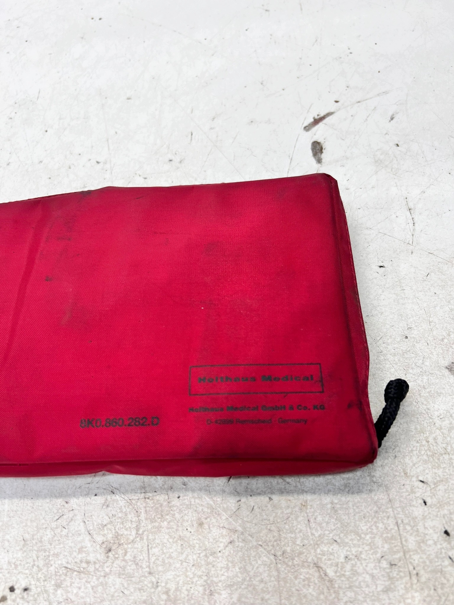 first aid kit PIERWSZEJ POMOCY A4 B8 A5 Q5 8K0860282D