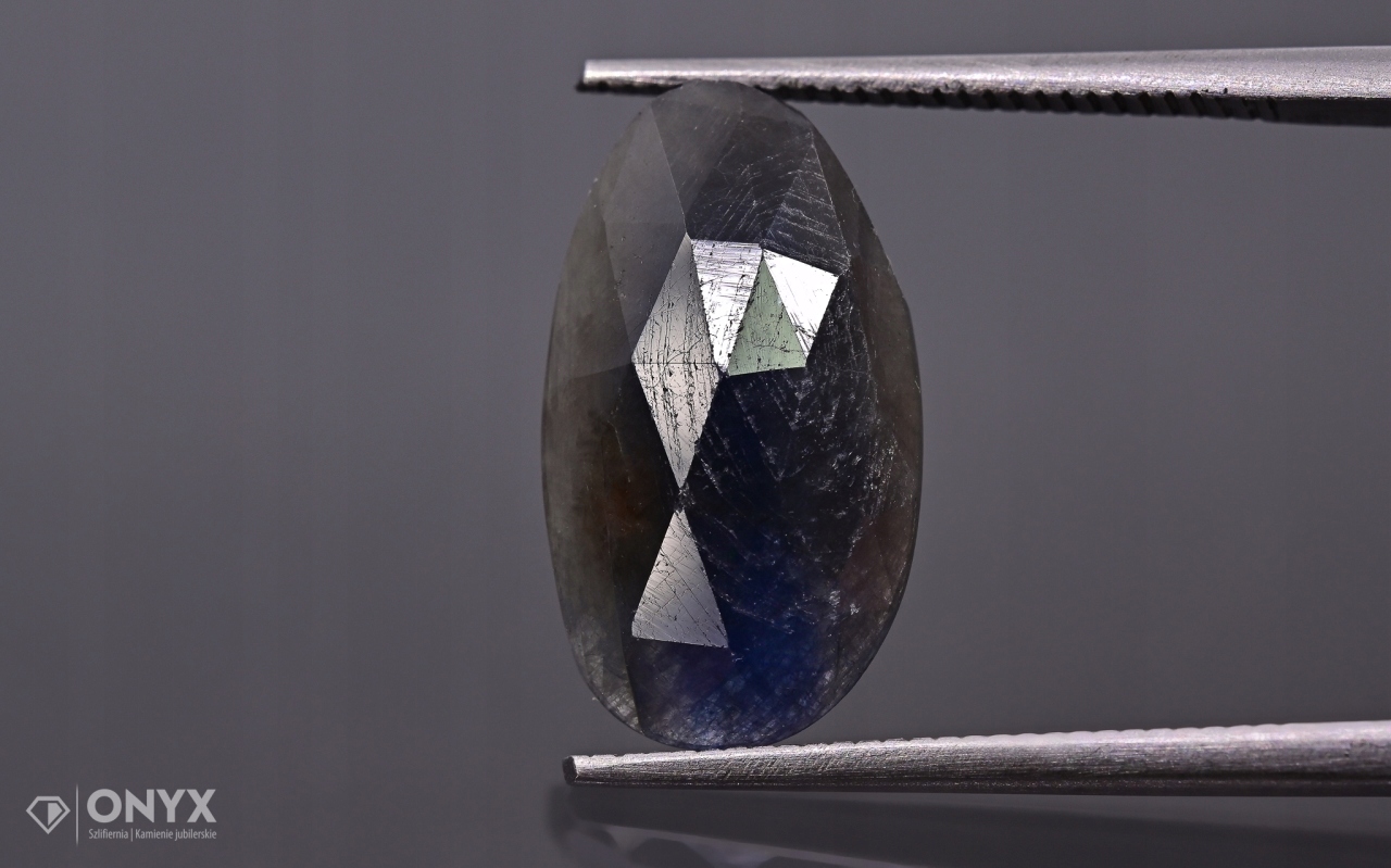 Safír fasetovaná nepravidelná rozeta 15,5x9 mm