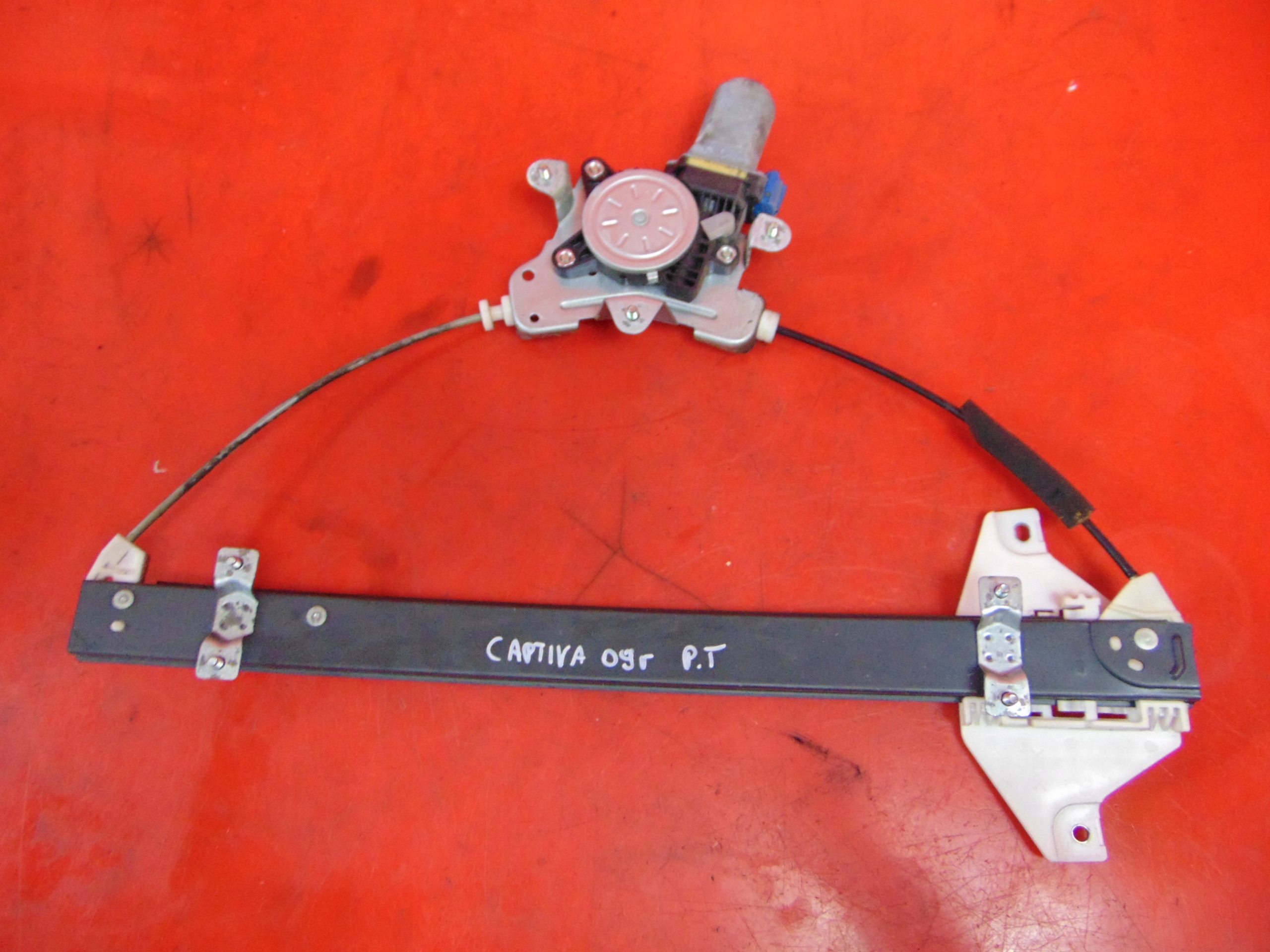 CHEVROLET CAPTIVA LT and window regulator right rear part