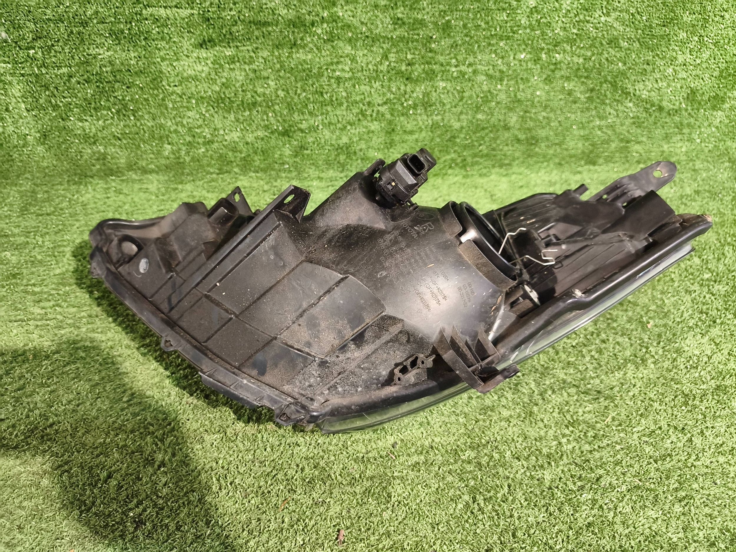 REFLEKTOR right front TOYOTA YARIS III LIFT 17- NR.R1472