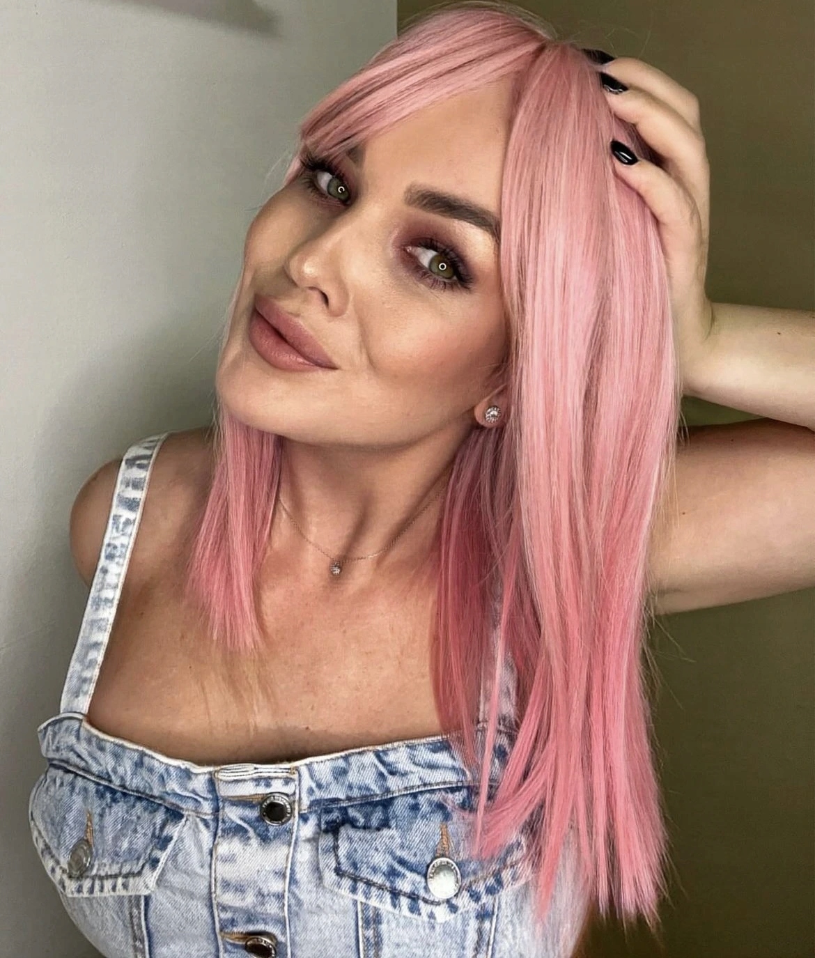 Růžová paruka Makenna s ofinou, SS152-3