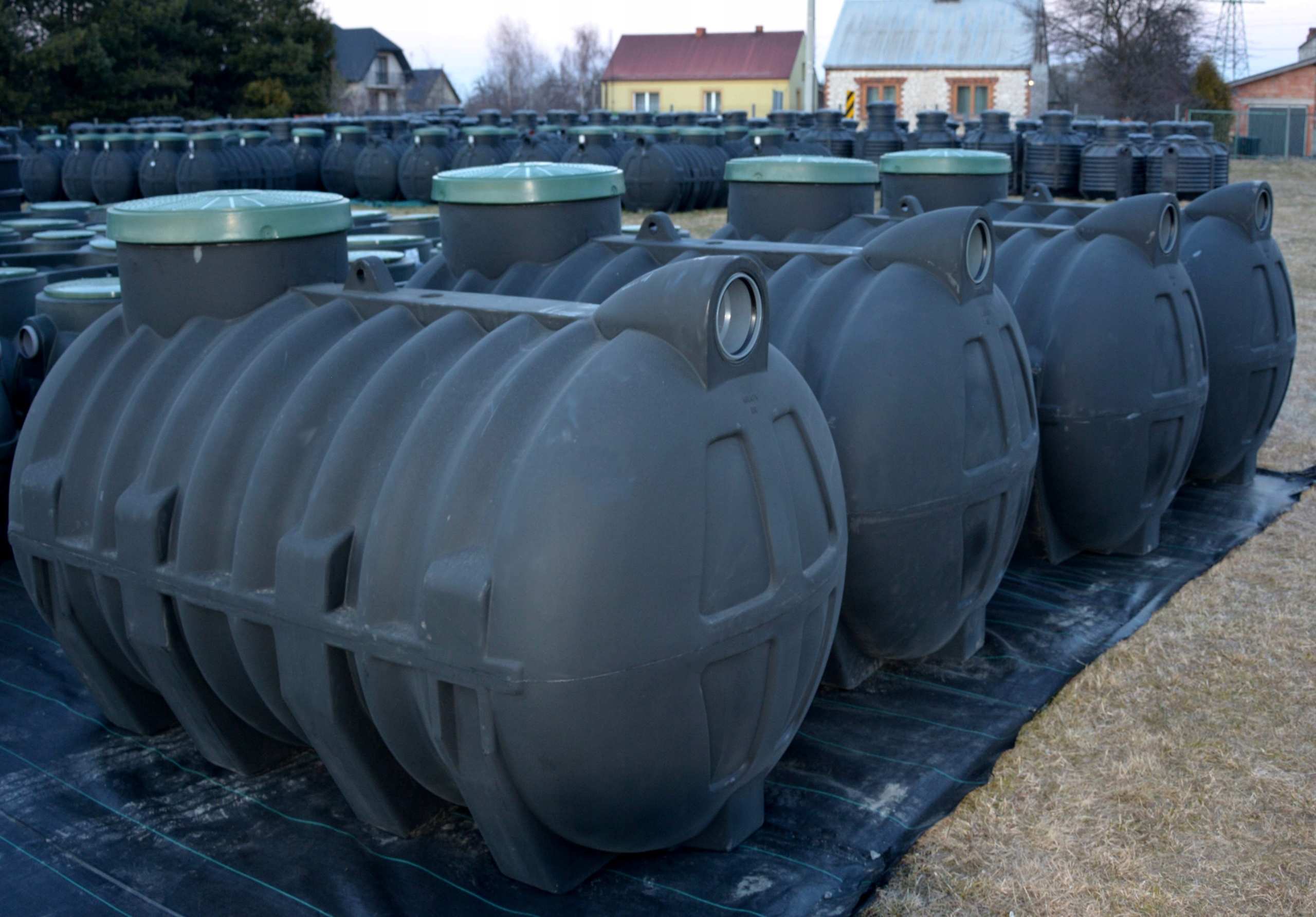 Przydomowa oczyszczalnia ścieków 2000 l. do 5 osób Waga produktu z opakowaniem jednostkowym 155 kg