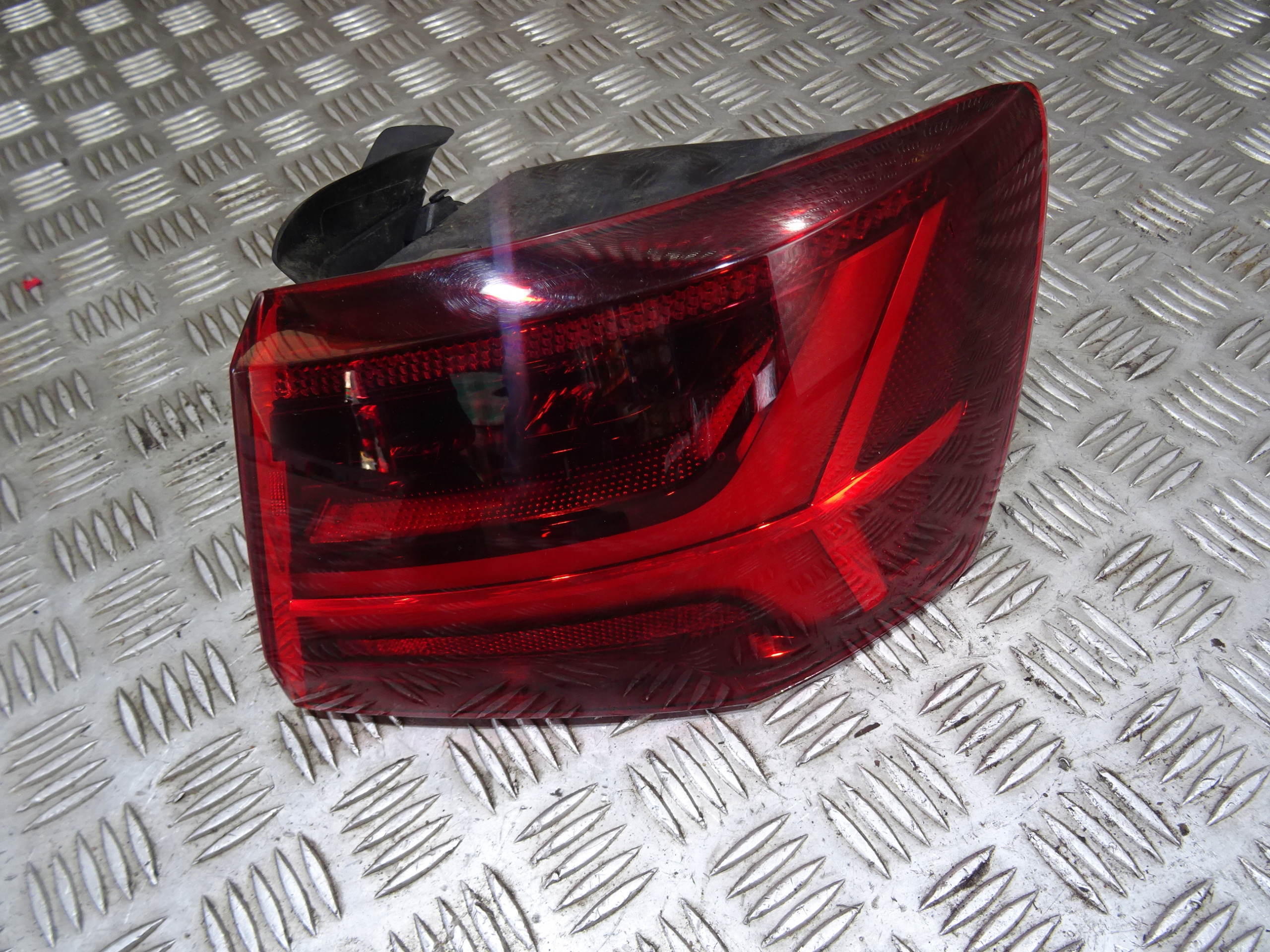 AUDI A6 4G LIFT KOMBI LAMPA LEWA TYL 4G9945095F LED