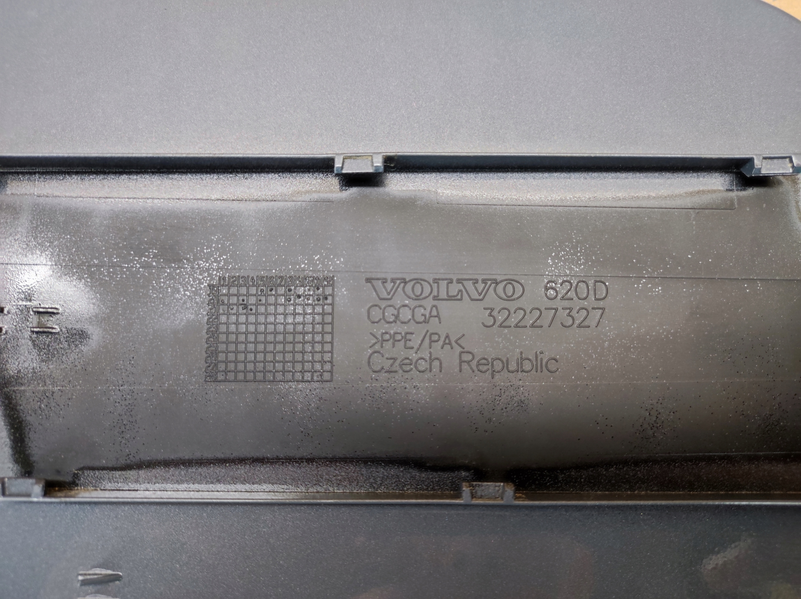 KLAPKA GNIAZDA LADOWANIA VOLVO XC40 C40 Farbe 728