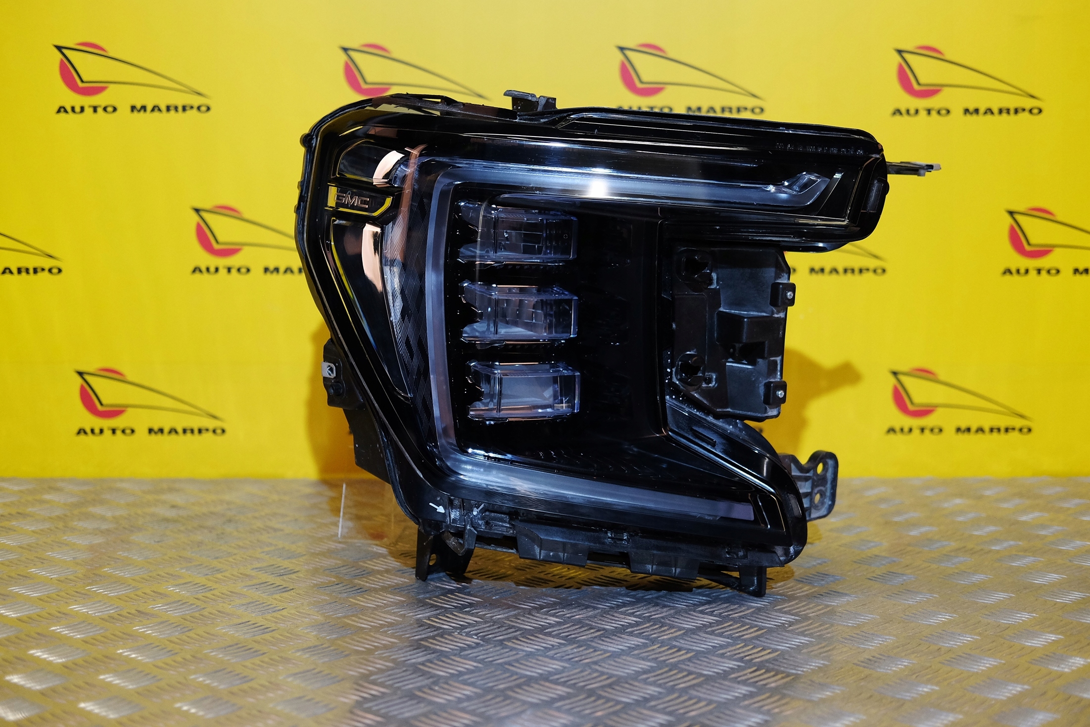 GMC YUKON 2020- REFLEKTOR LAMPA PRZÓD LED R USA Strona zabudowy prawa