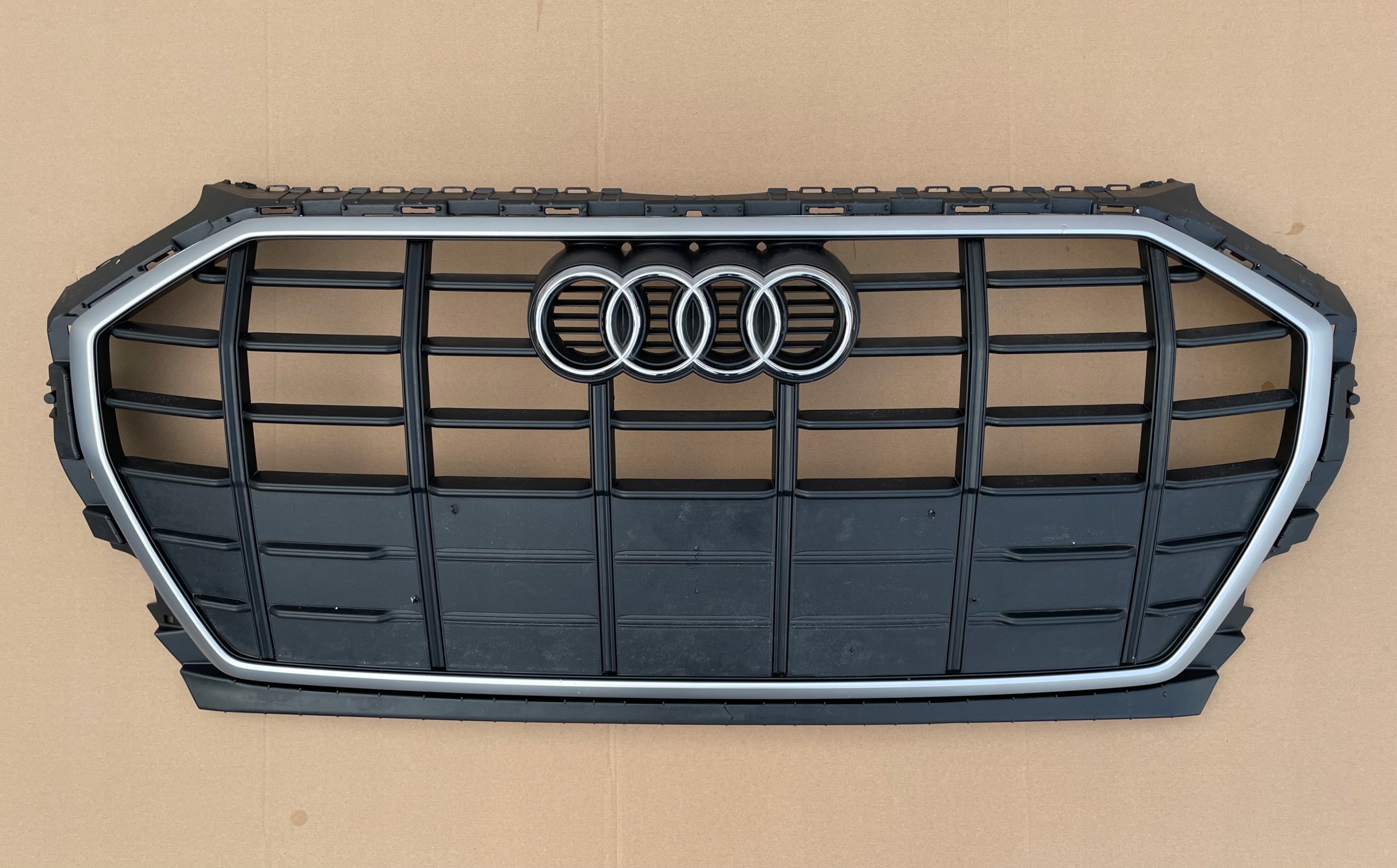 AUDI Q5 80A ATRAPA CHŁODNICY GRILL