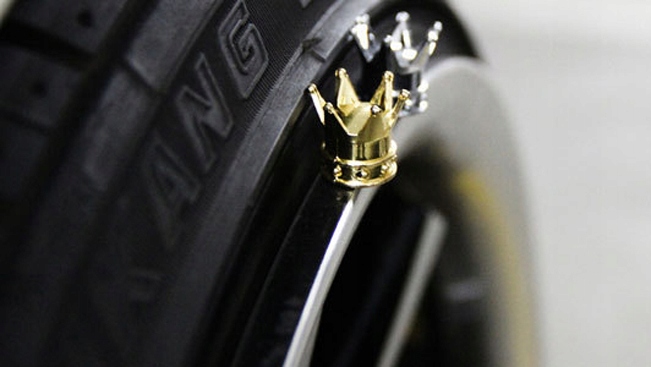 NAKRĘTKI NA WENTYLE KORONY ZŁOTE SREBRNE WENTYLKI Model nakrętka wentyla