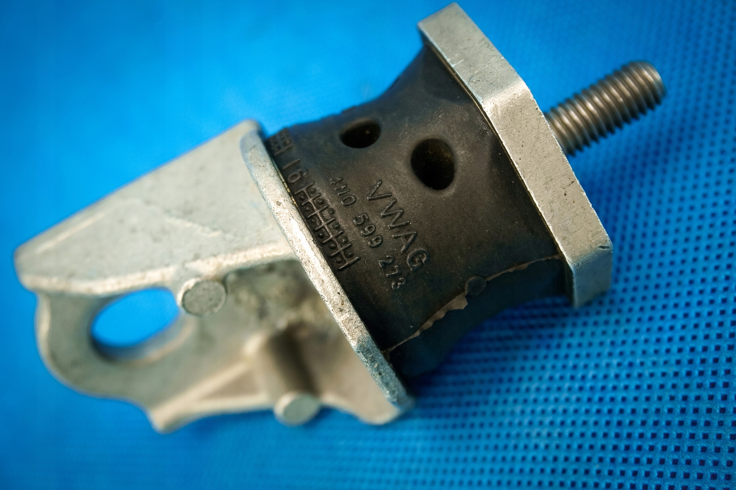 Halter hinten mostu Audi A8 4N 4N0599273A