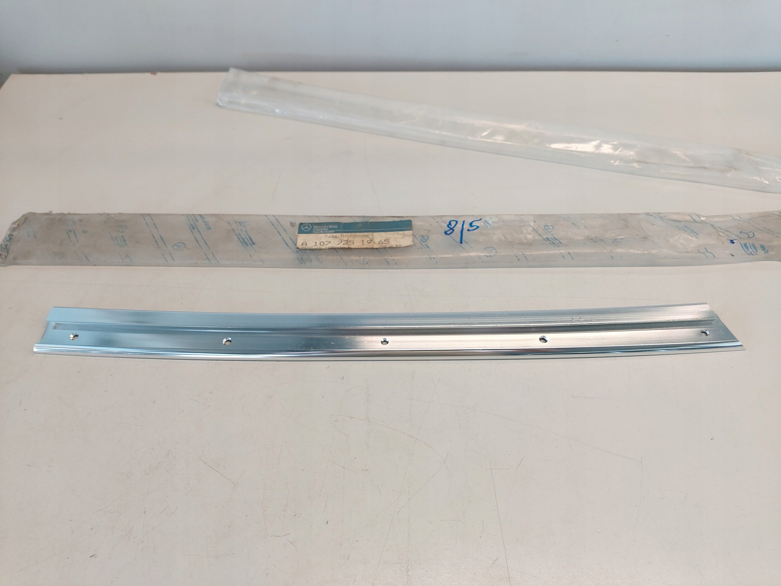 MERCEDES C107 SLC LISTWA SŁUPKA A LEWA NOWA ASO 1077251965