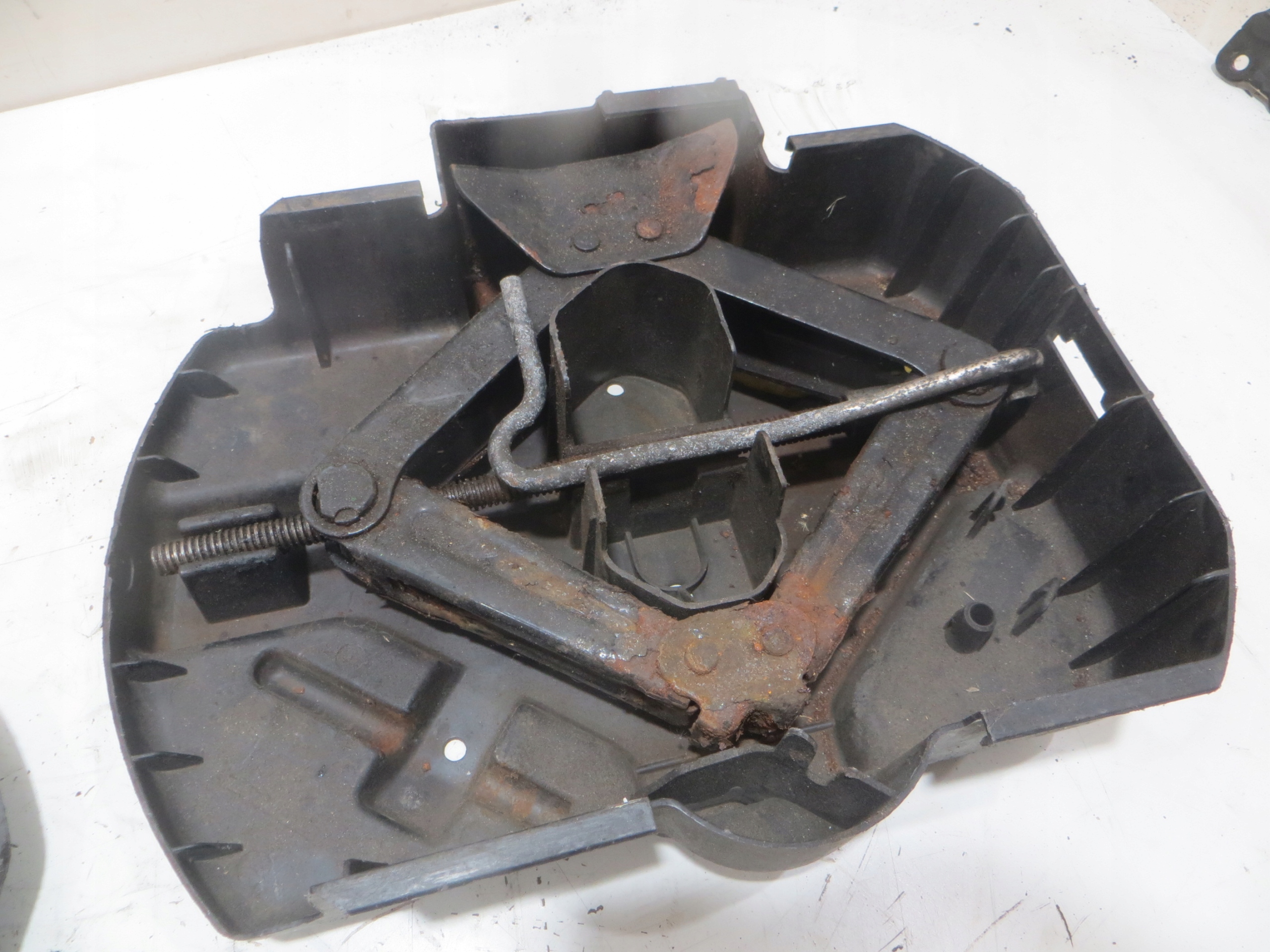 PEUGEOT 5008 I WSPORNIK KOŁA ZAPASOWEGO LEWAREK PODNOŚNIK Numer katalogowy części p-5008 wspornik koła 8847895477