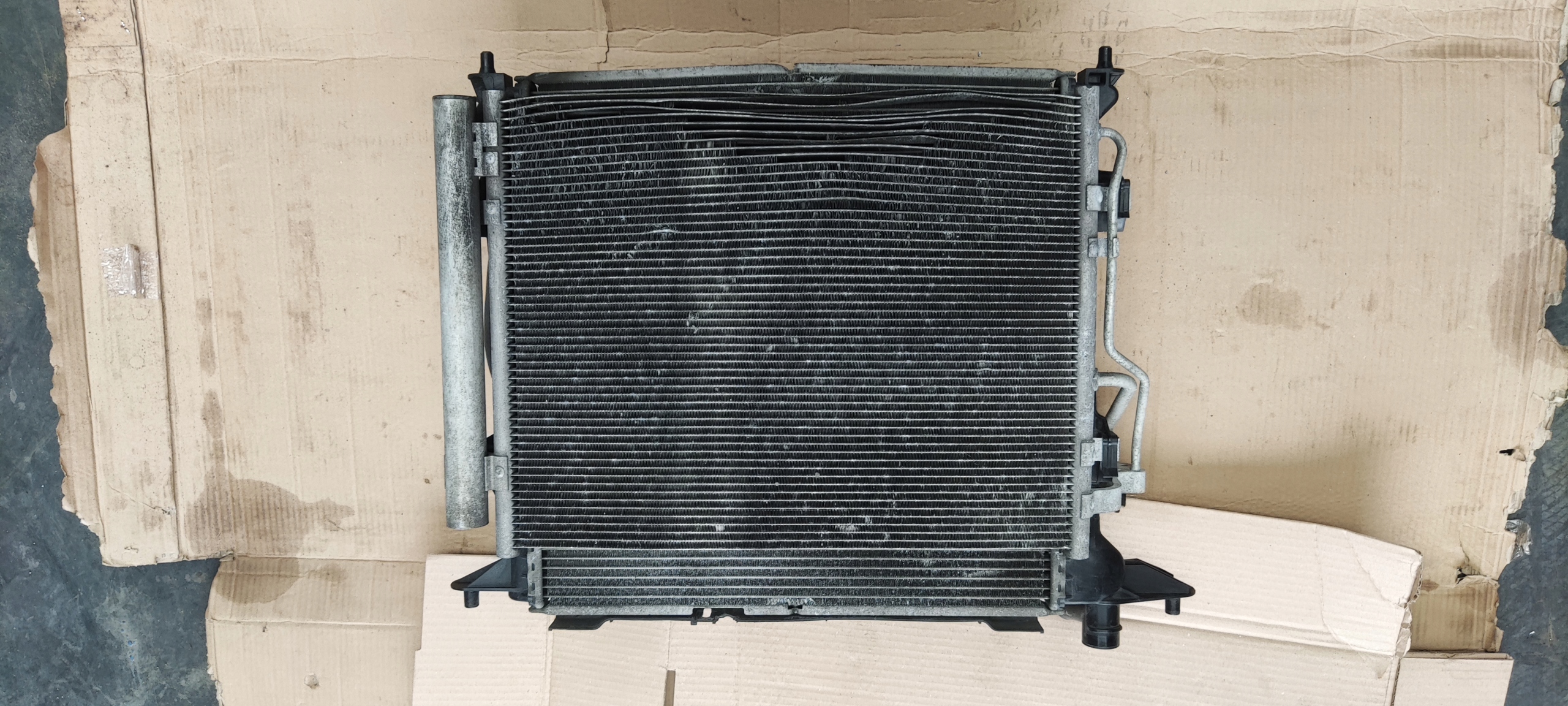 HYUNDAI I30 - chłodnica z wentylatorem