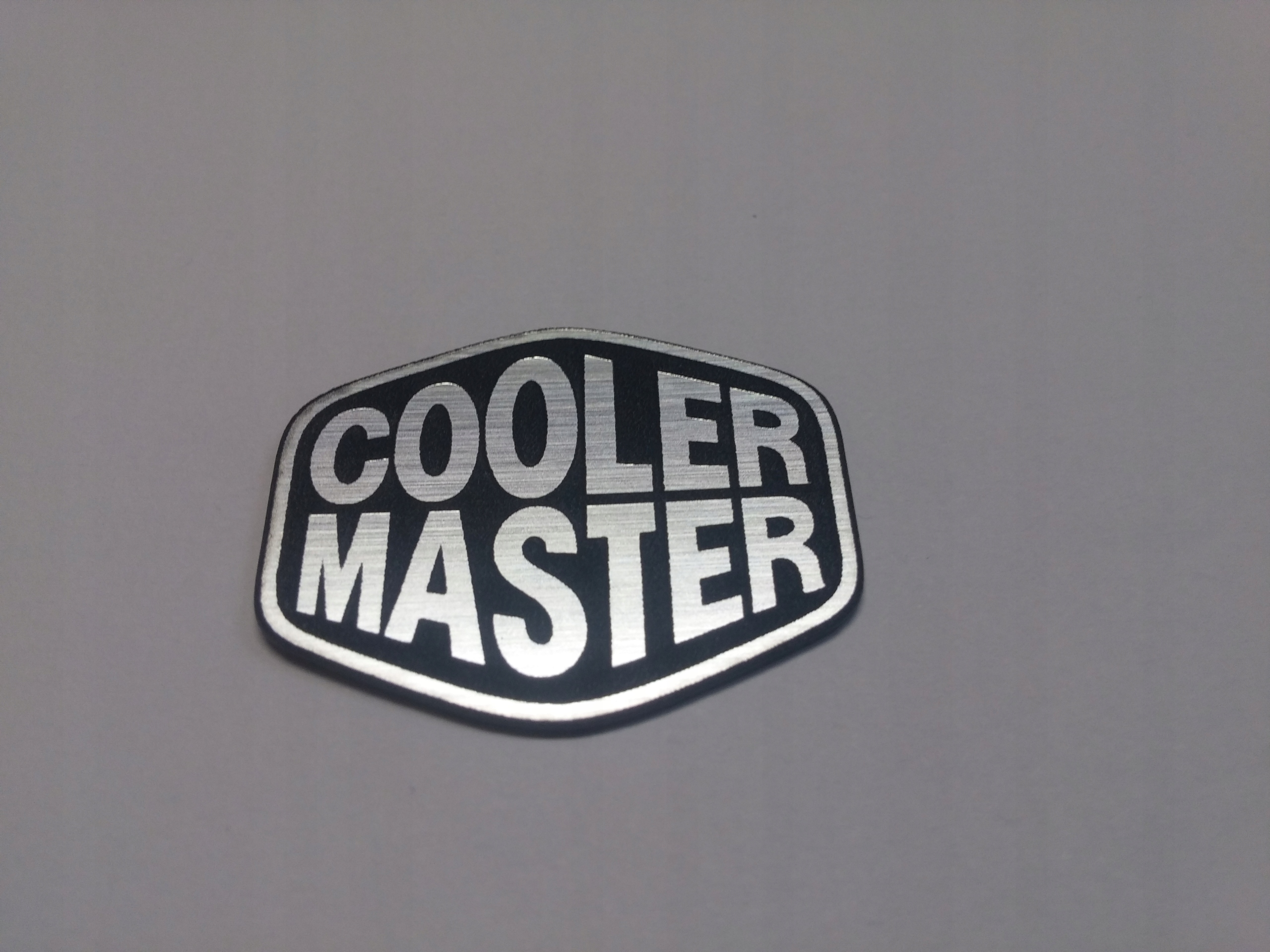 

Cooler Master naklejka emblemat 35 x 28 mm*SREBRNA