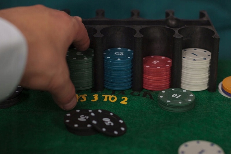 Zestaw do Pokera BlackJack Texas Hold’em 200 Żetonów 2 Talie Gra Karty Mata Liczba talii 2