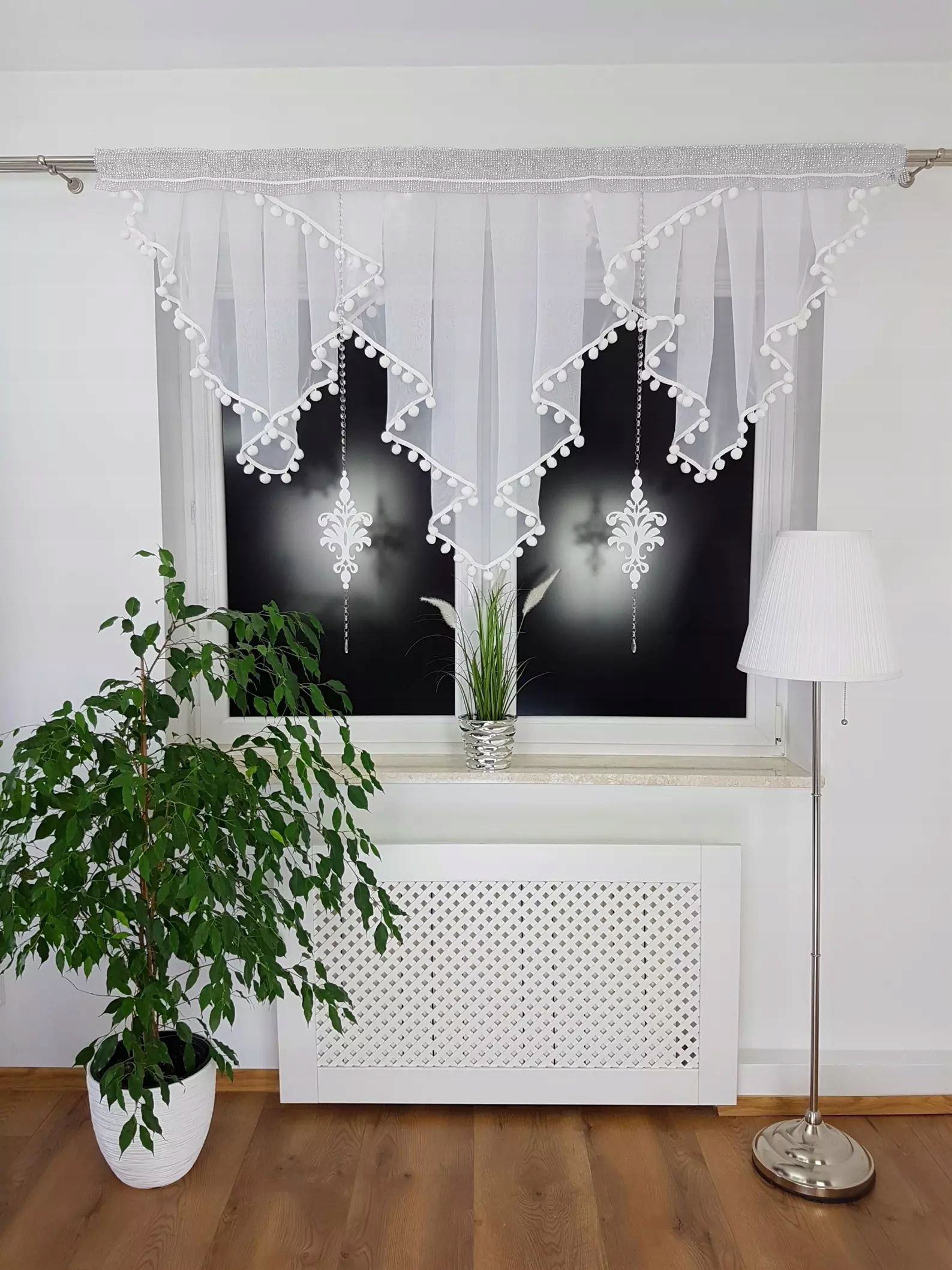 Zestaw Dekoracyjny Firana Gotowa Krótka Z Pomponami Biała 200/120 Do Salonu