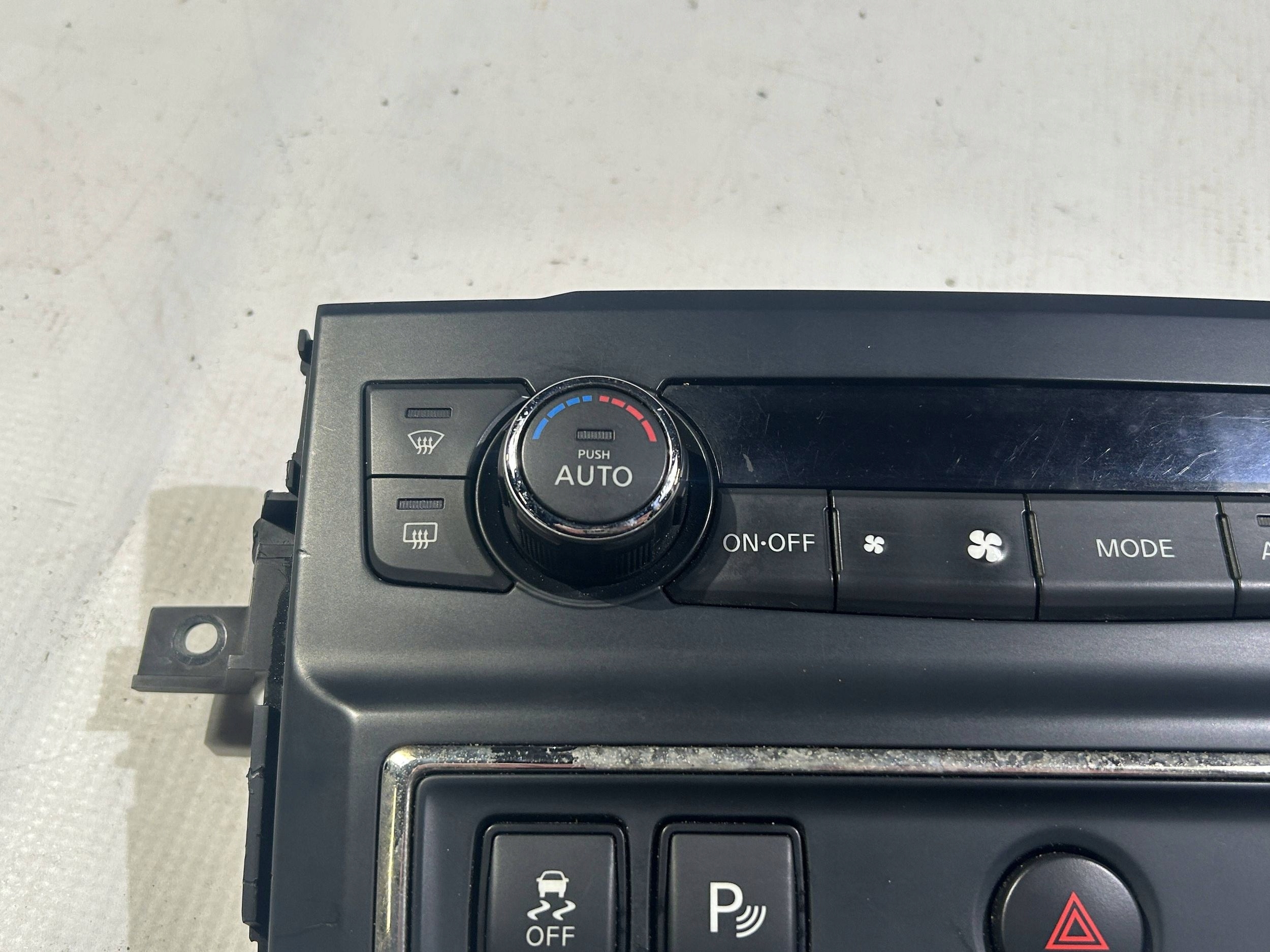 Panel module control unit of the air conditioning Nissan Titan 2016r