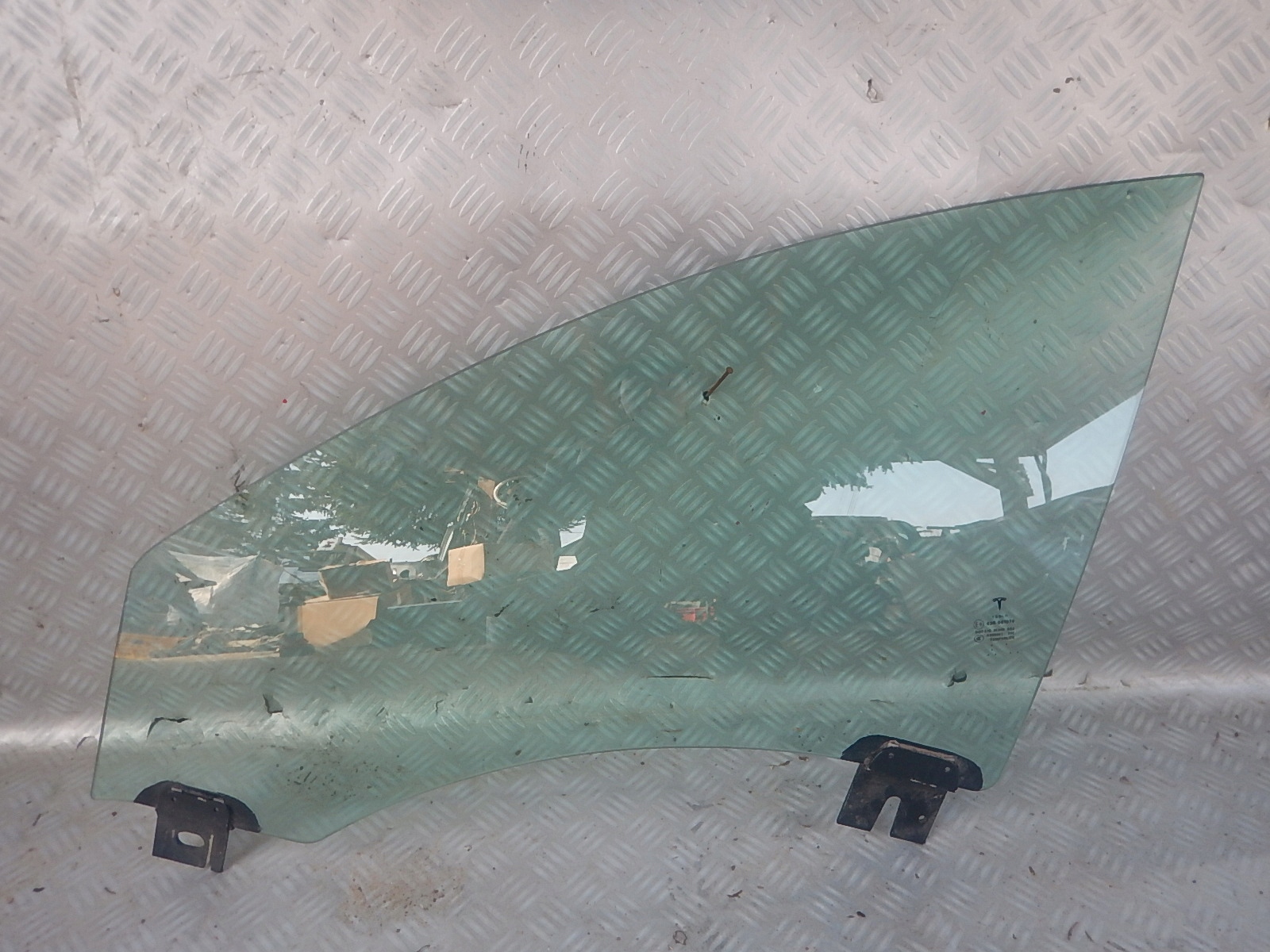 19811981 - TESLA MODEL S ЛІВЕ БОКОВЕ СКЛО В ПЕРЕДНІХ ДВЕРЯХ