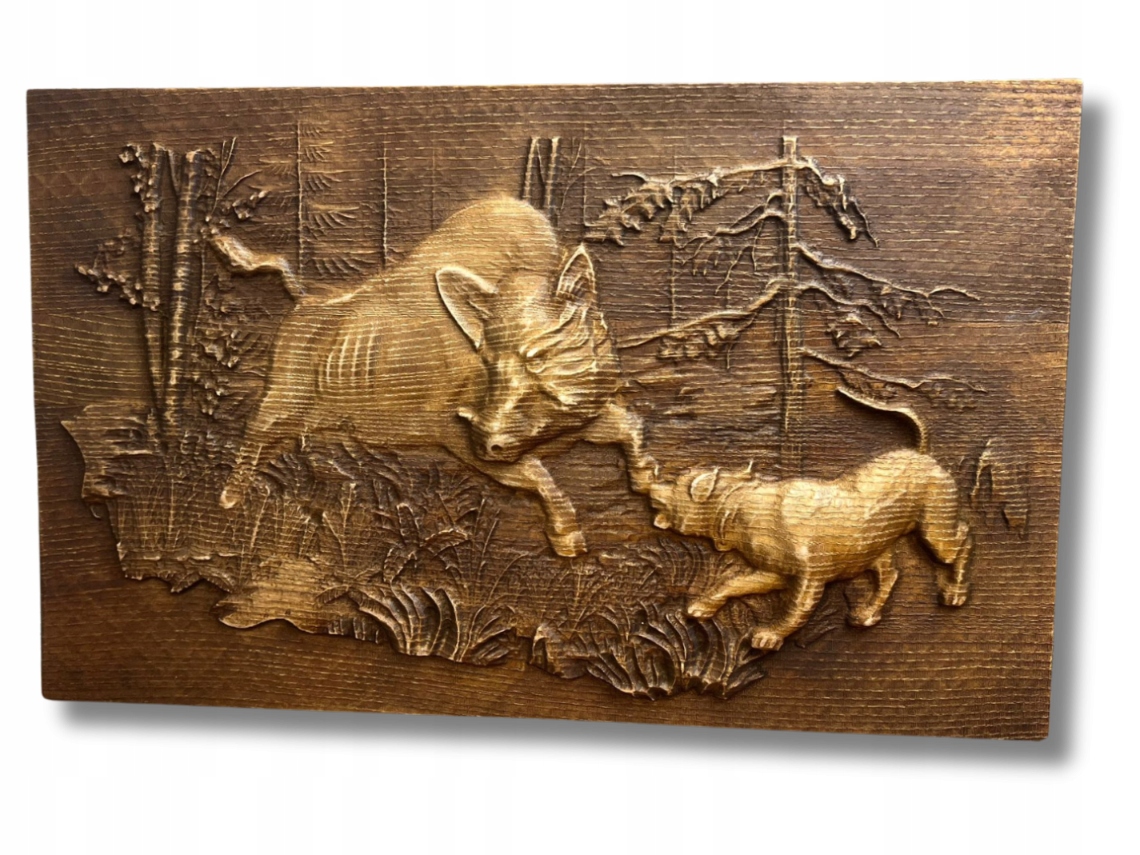 Drevený reliéfny diviak ako darček pre lesného poľovníka s motívom lovu