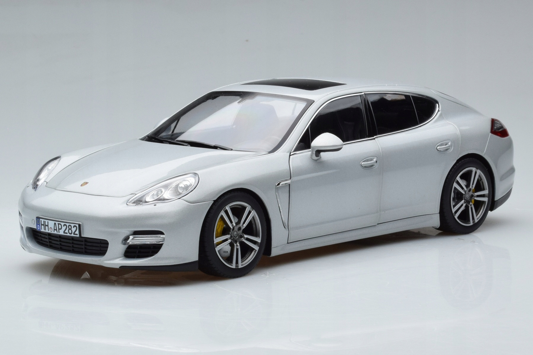 Porsche Panamera Turbo Silver Norev 1/18