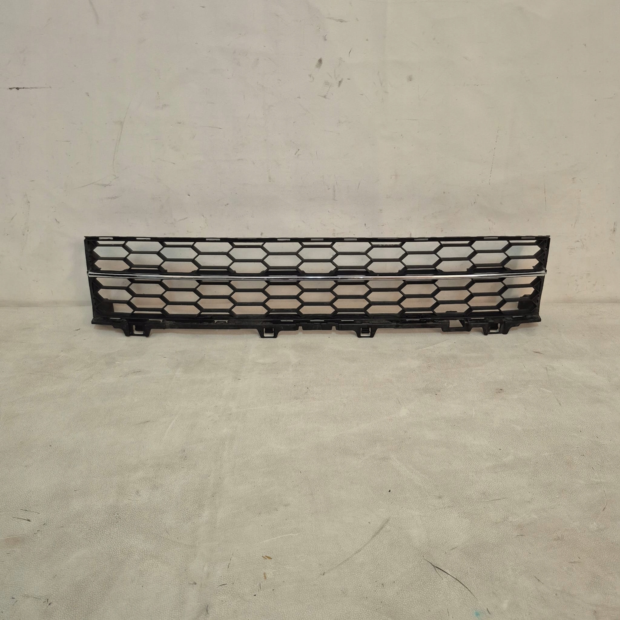 SKODA SUPERB III 15r. -> grid of a bumper central front 3V0853677