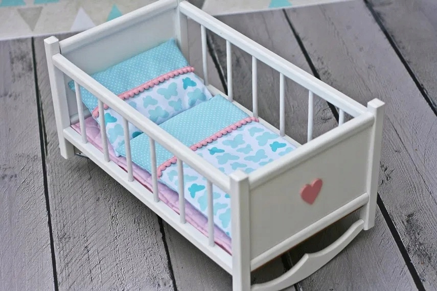 DUŻA DREWNIANA KOŁYSKA DLA LALKI + POŚCIEL BAWEŁN