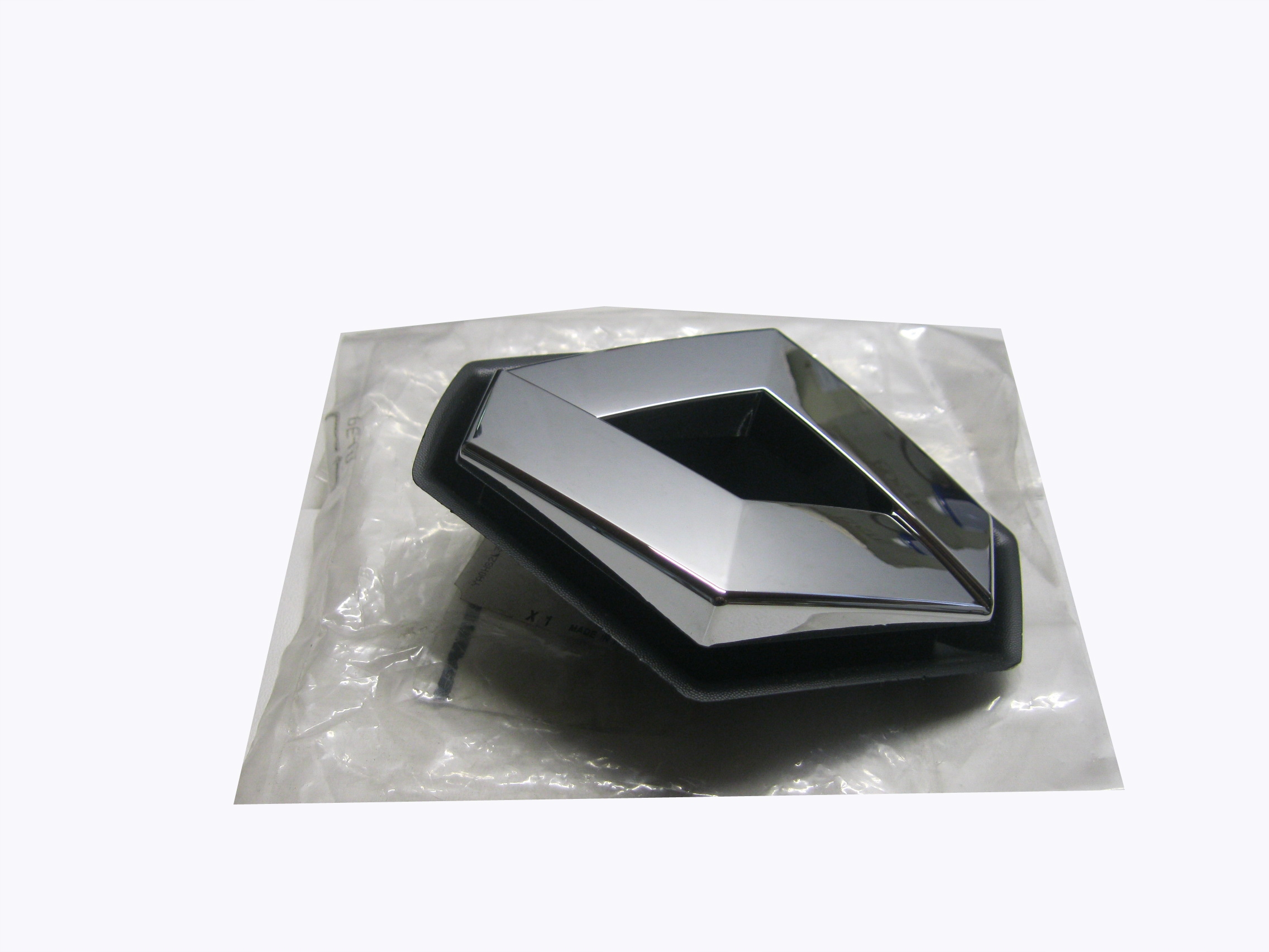 8200341241 - ЕМБЛЕМА ЗНАЧОК БАМПЕРА RENAULT CLIO III 05-09