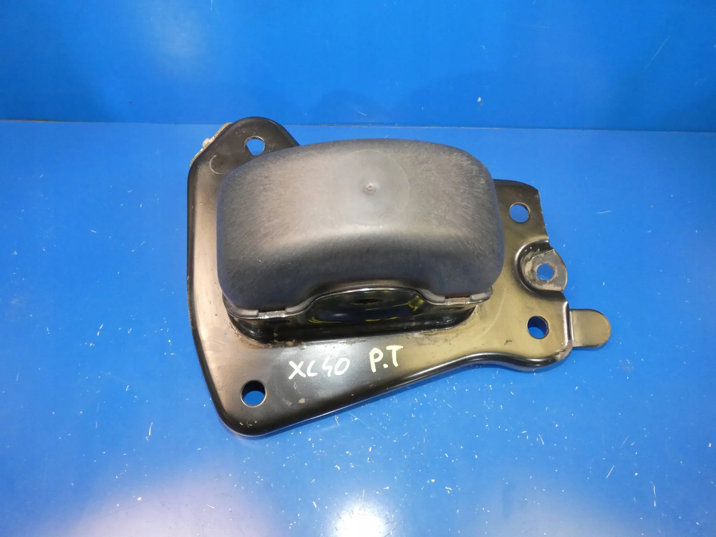 VOLVO XC40 console holder bracket arm right rear part