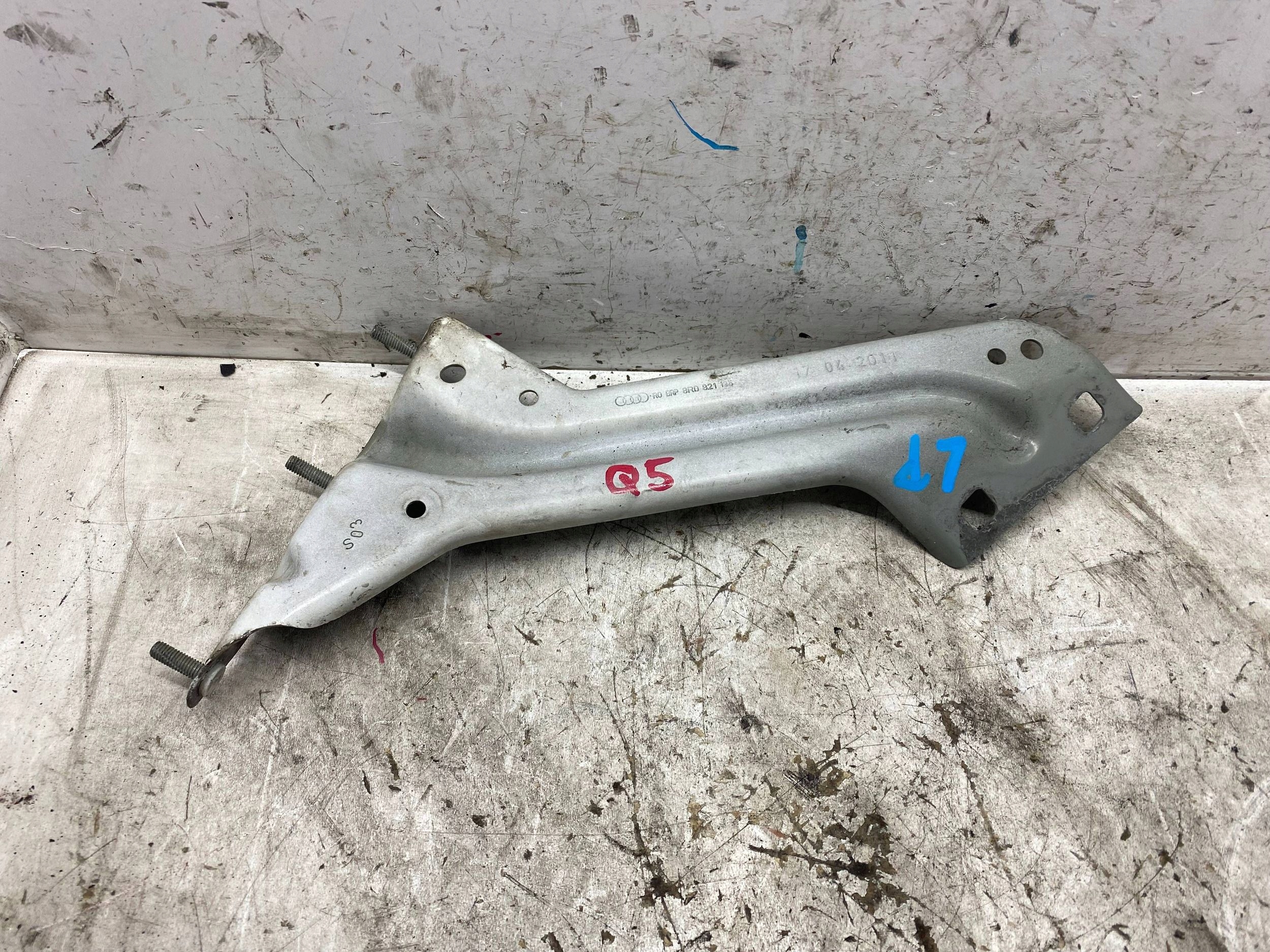 AUDI Q5 8R Console Support plaque Poignée Aile Gauche Avant Gauche 8R0821135