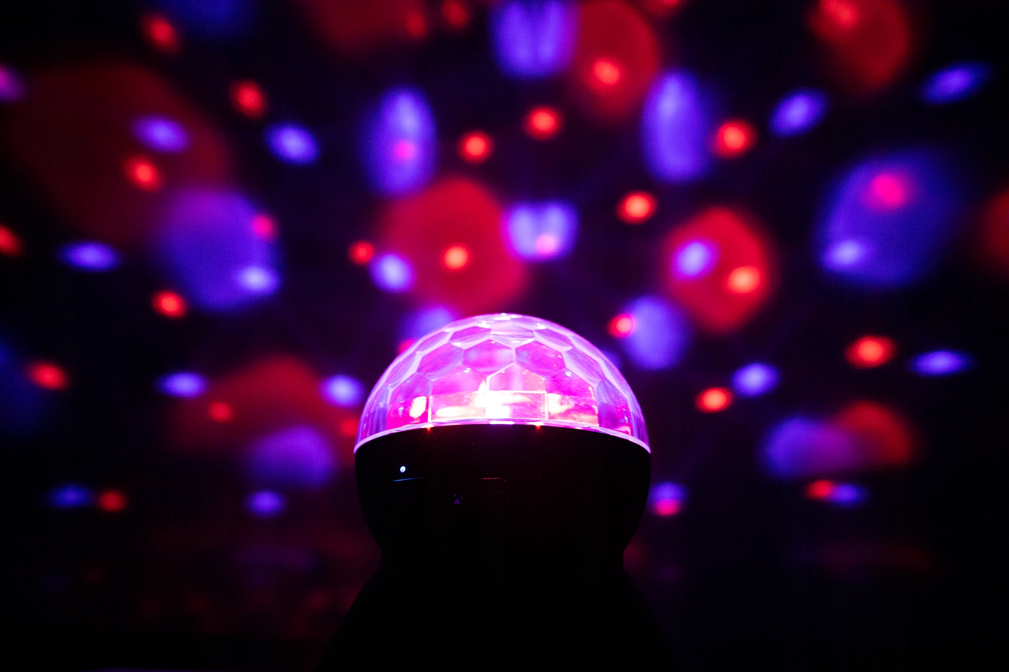 Kula Disco LED z Głośnikiem Bluetooth USB/MicroSD Funkcje radio FM sterowanie za pomocą smartfona