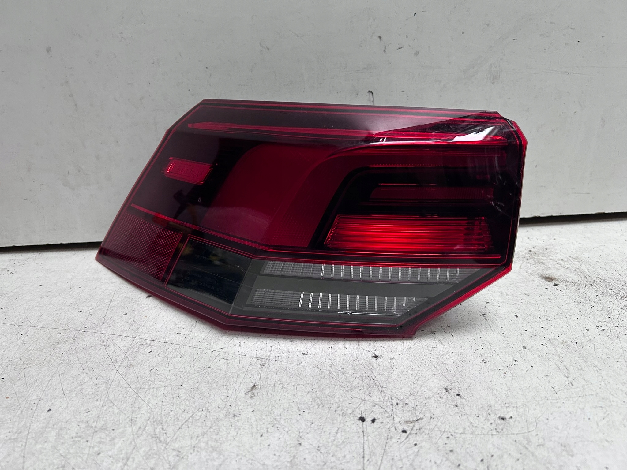Lampa tył lewy Volkswagen Golf 8 5D
