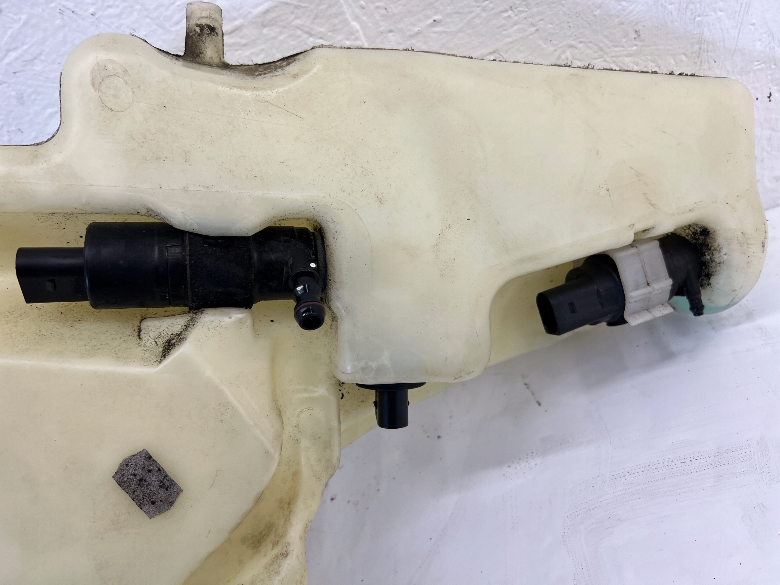 washer fluid tank 2 pump AUDI A5 8T0 A4 B8 8T0955453C